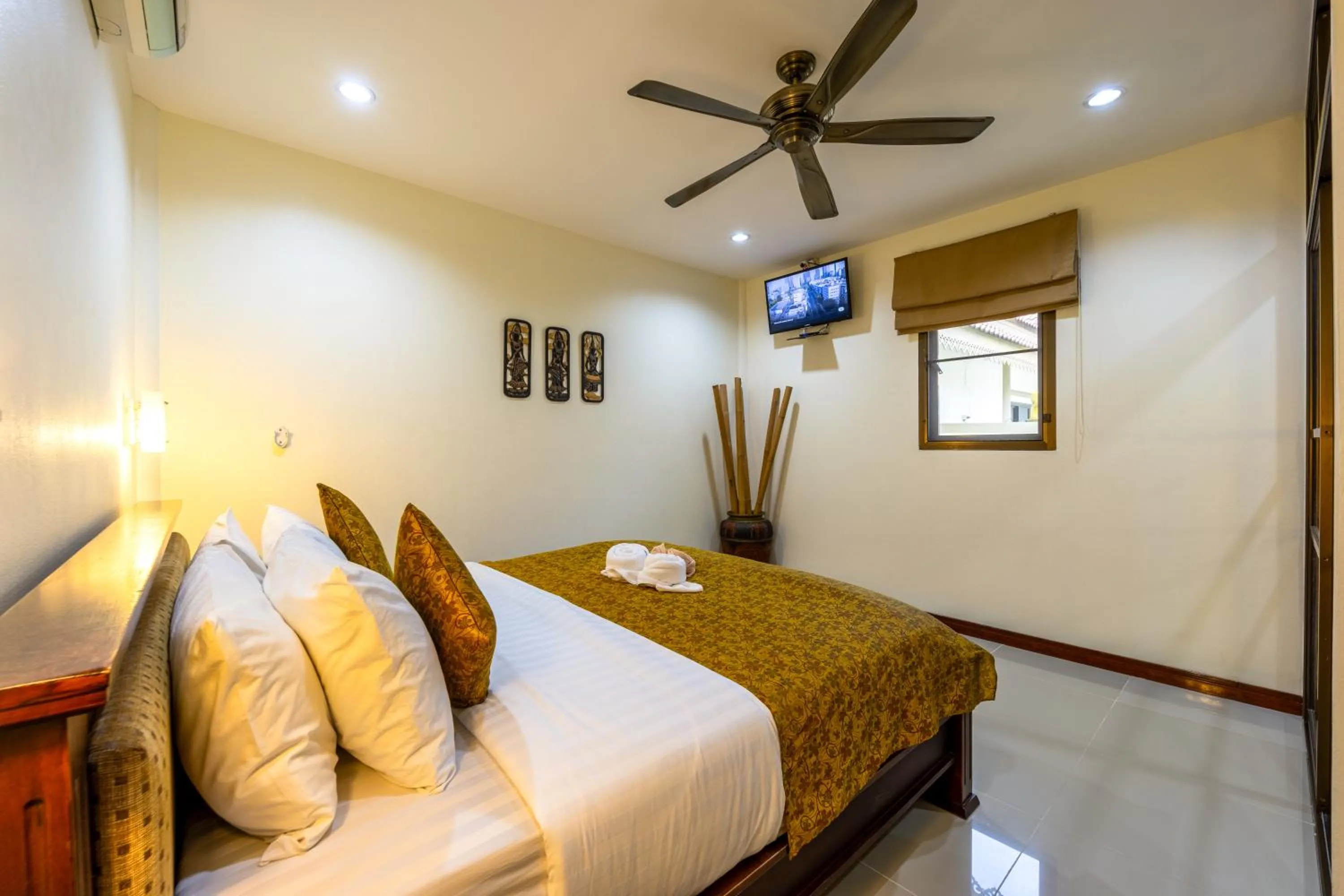 Bed in Siam Court Hotel and Resort