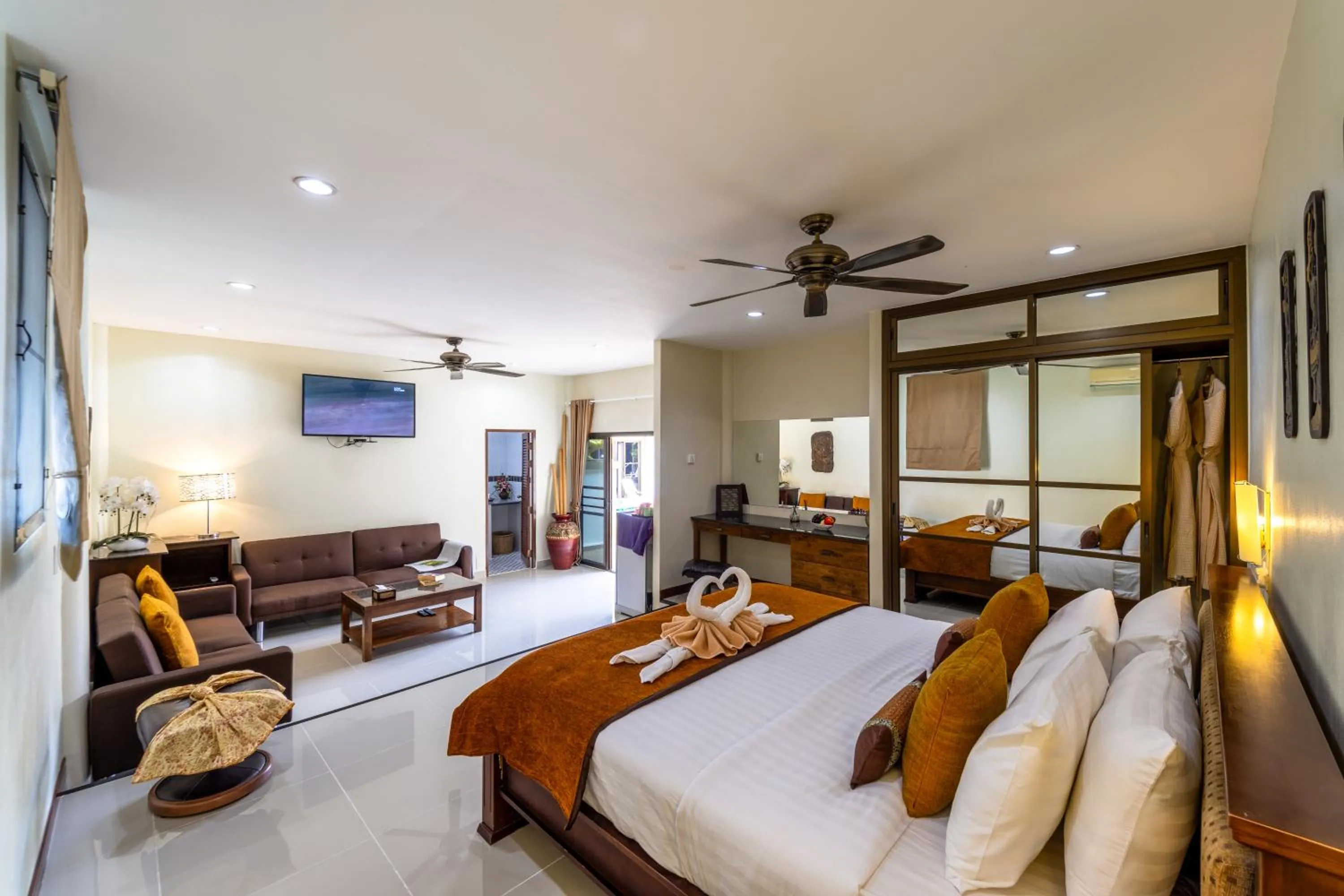 Photo of the whole room, Bed in Siam Court Hotel and Resort