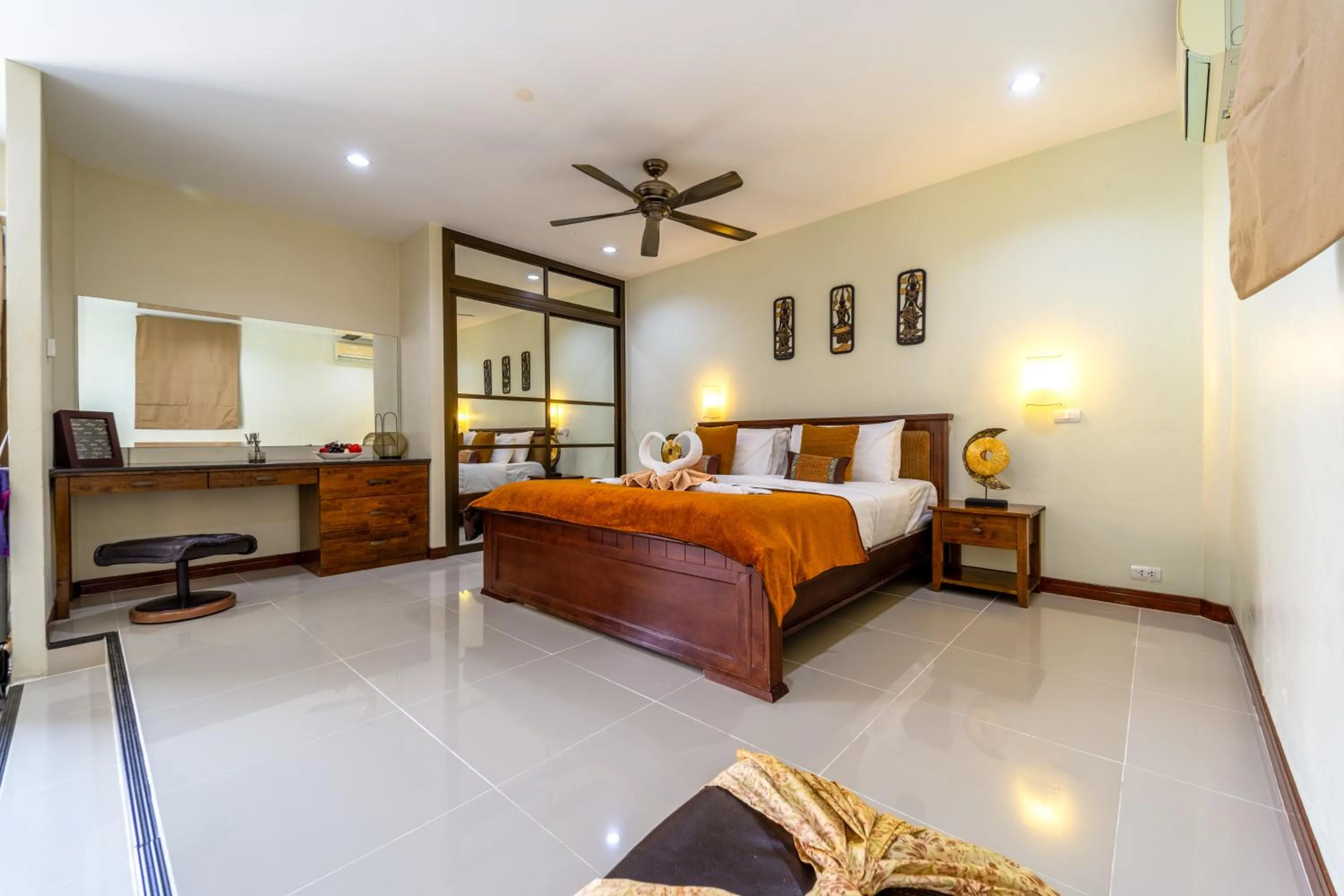 Bed in Siam Court Hotel and Resort