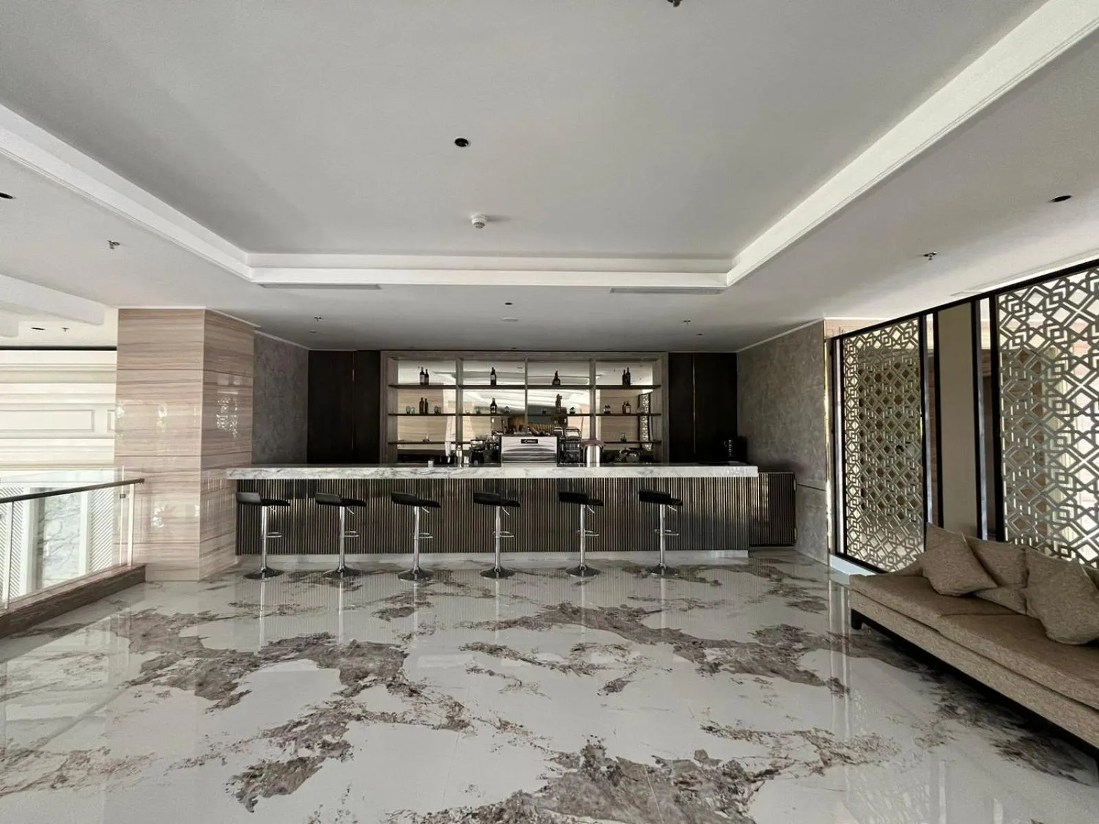 Restaurant/places to eat in Grand Travello Hotel Bekasi