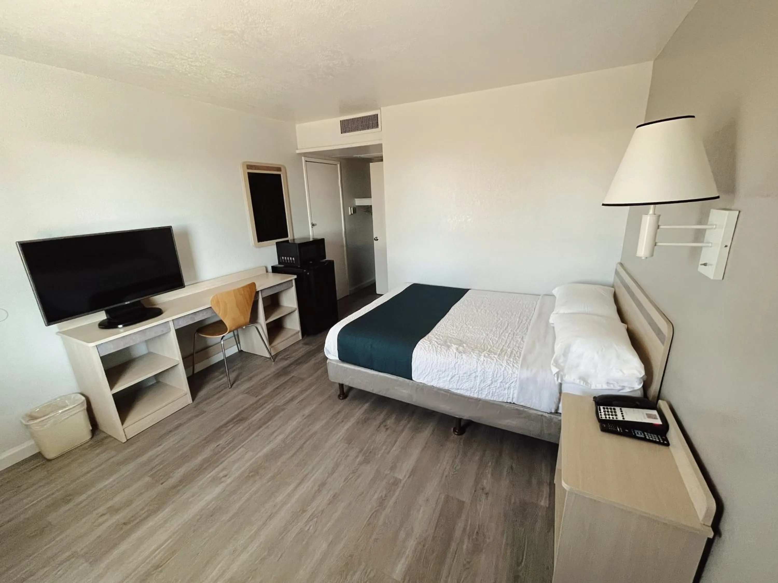 Bedroom, Bed in Motel 6-Holbrook, AZ