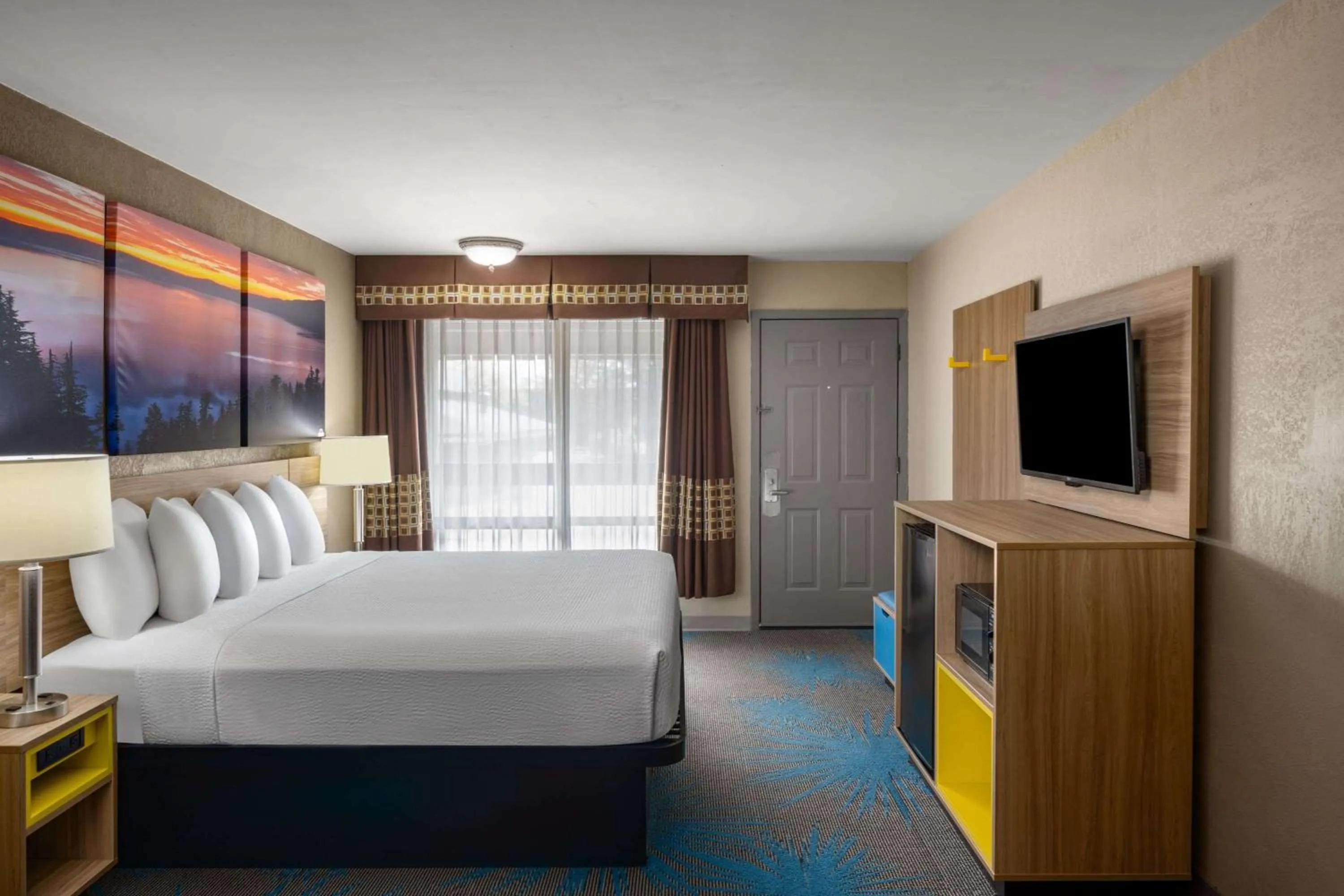 Photo of the whole room, Bed in Days Inn by Wyndham Klamath Falls