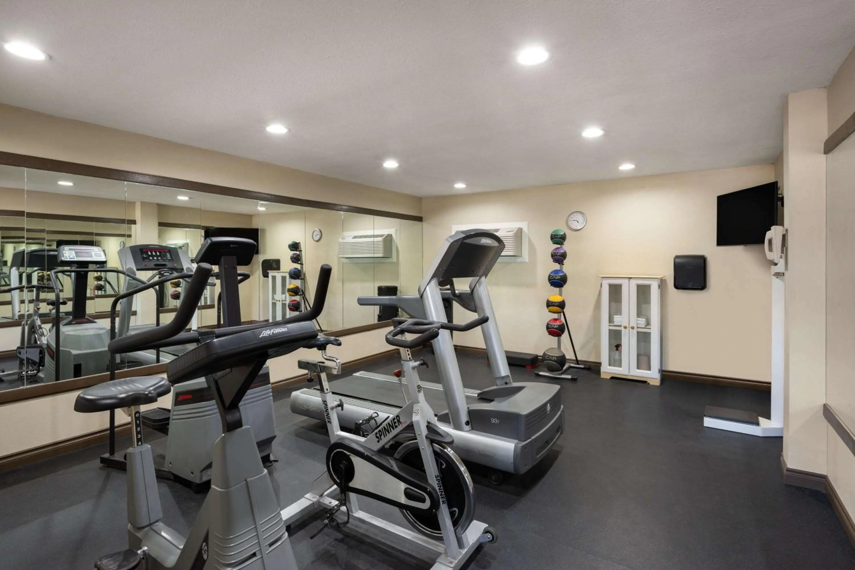 Fitness centre/facilities in Days Inn by Wyndham Klamath Falls