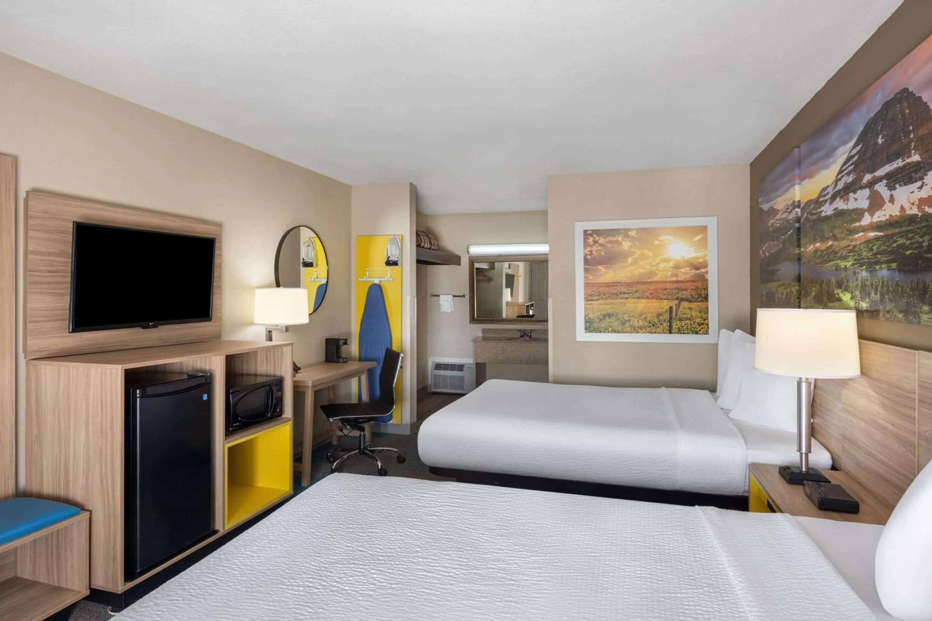 Photo of the whole room, Bed in Days Inn by Wyndham Klamath Falls