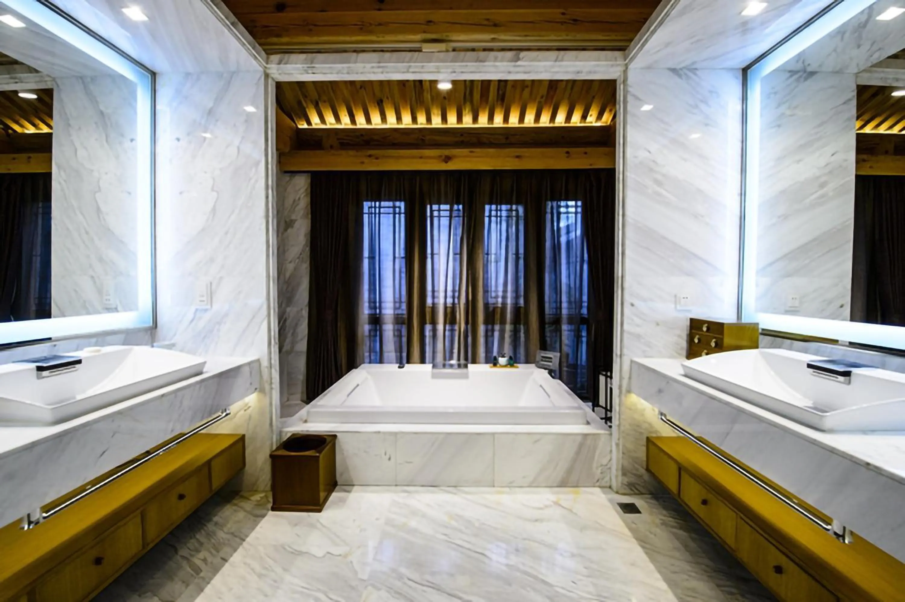 Bathroom, Bed in Cours Et Pavillons