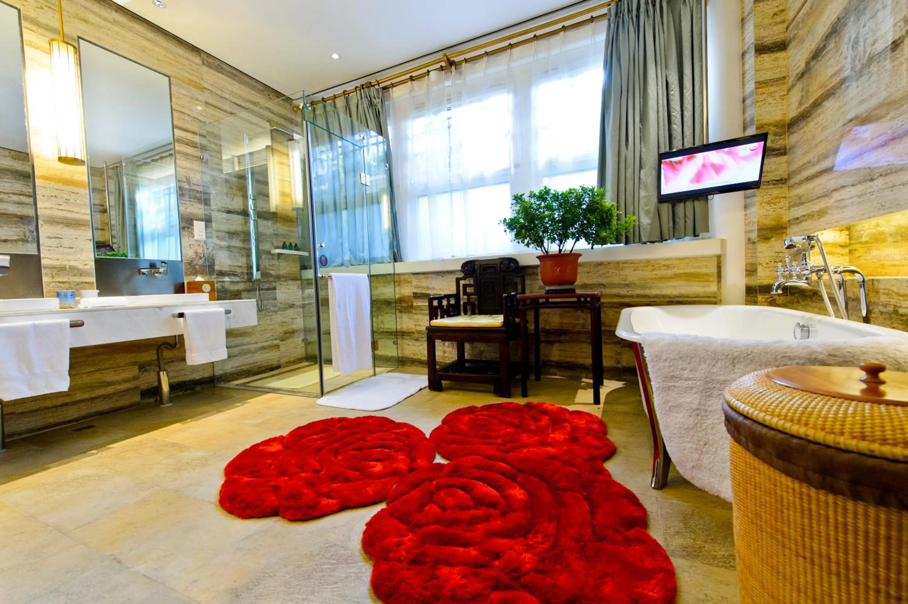 Bath, Bed in Cours Et Pavillons