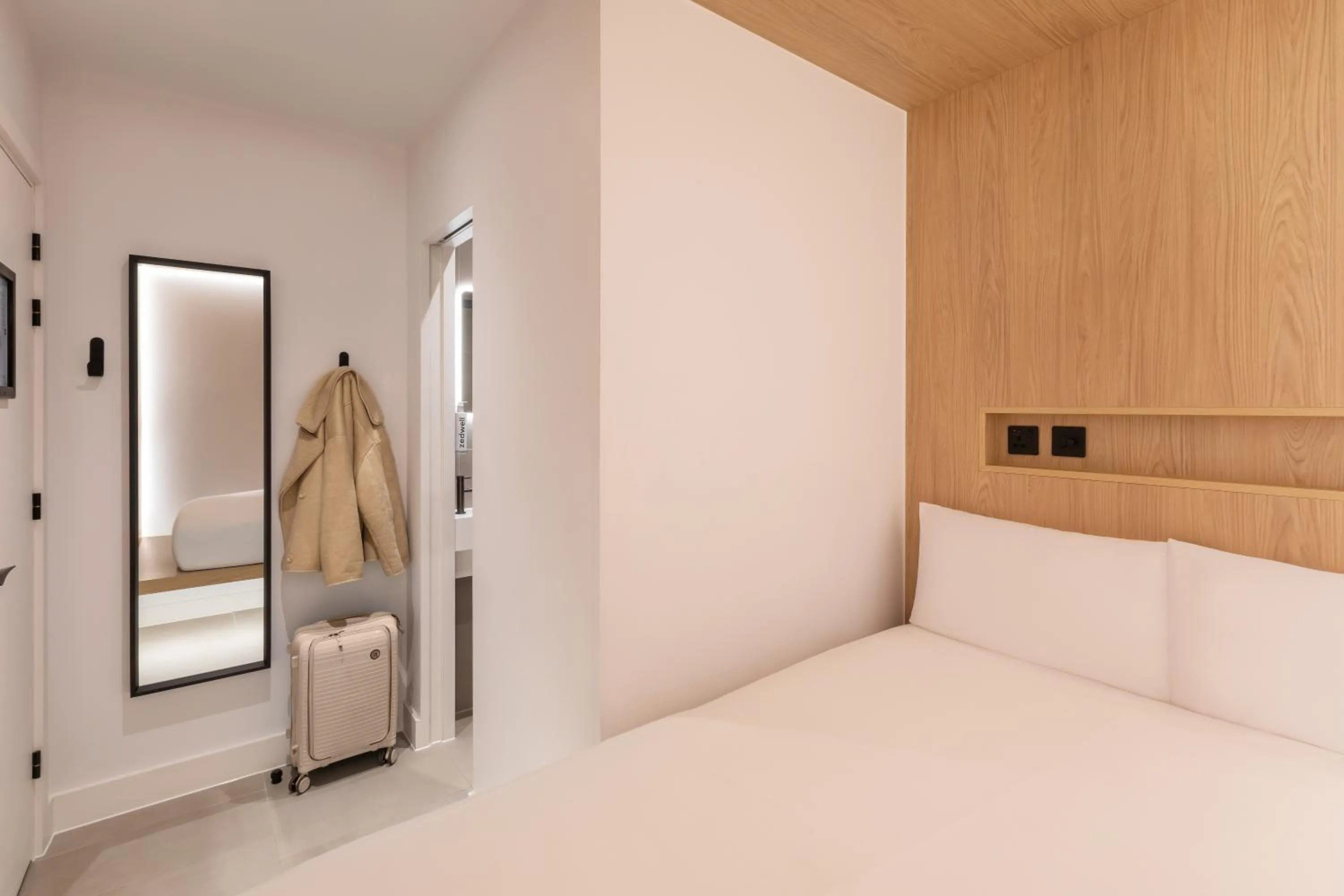 Bedroom, Bed in Zedwell Hotel Knightsbridge