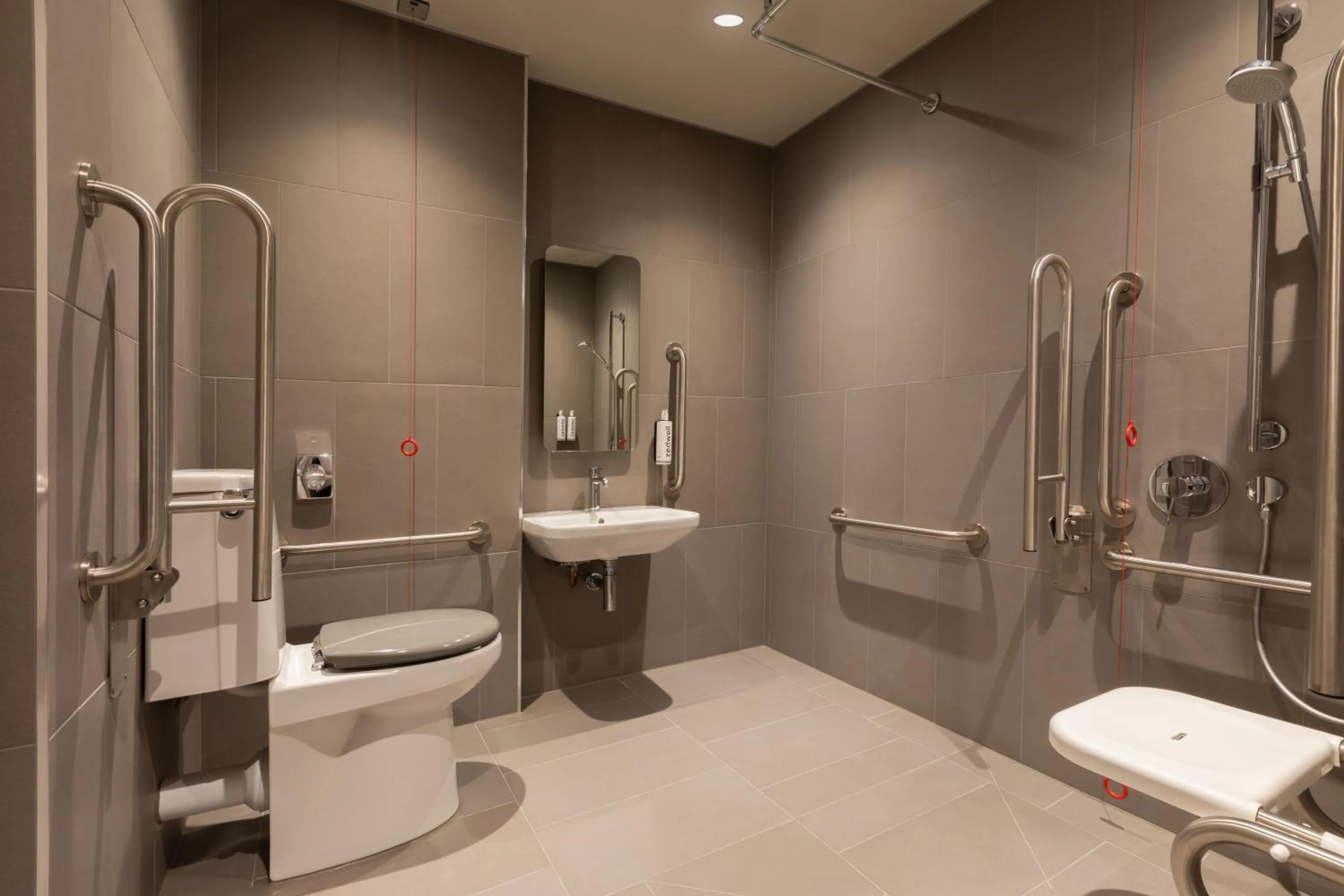 Shower in Zedwell Hotel Knightsbridge