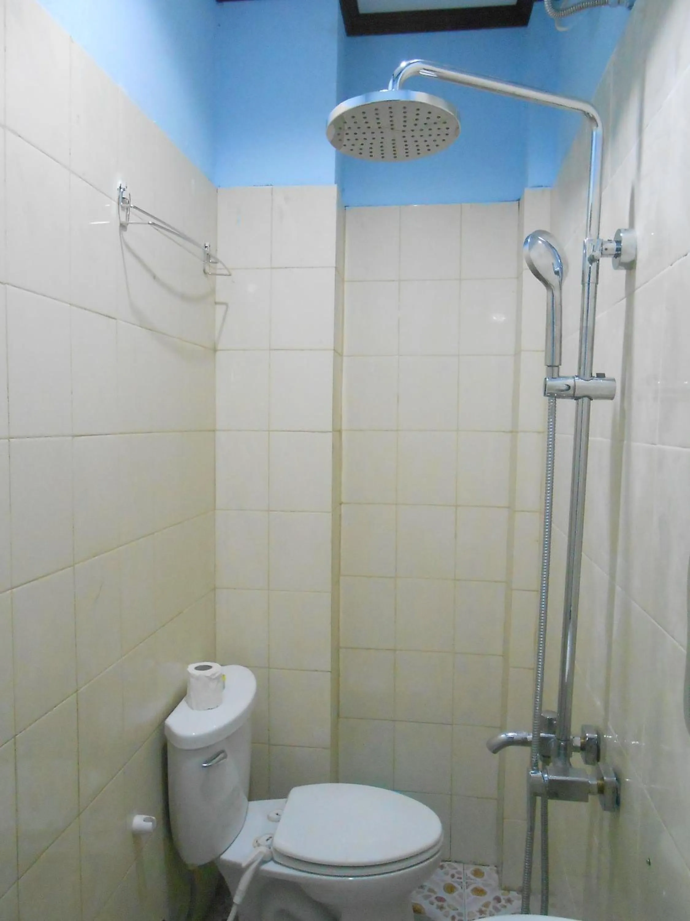 Bathroom in Lucky Backpacker Hostel