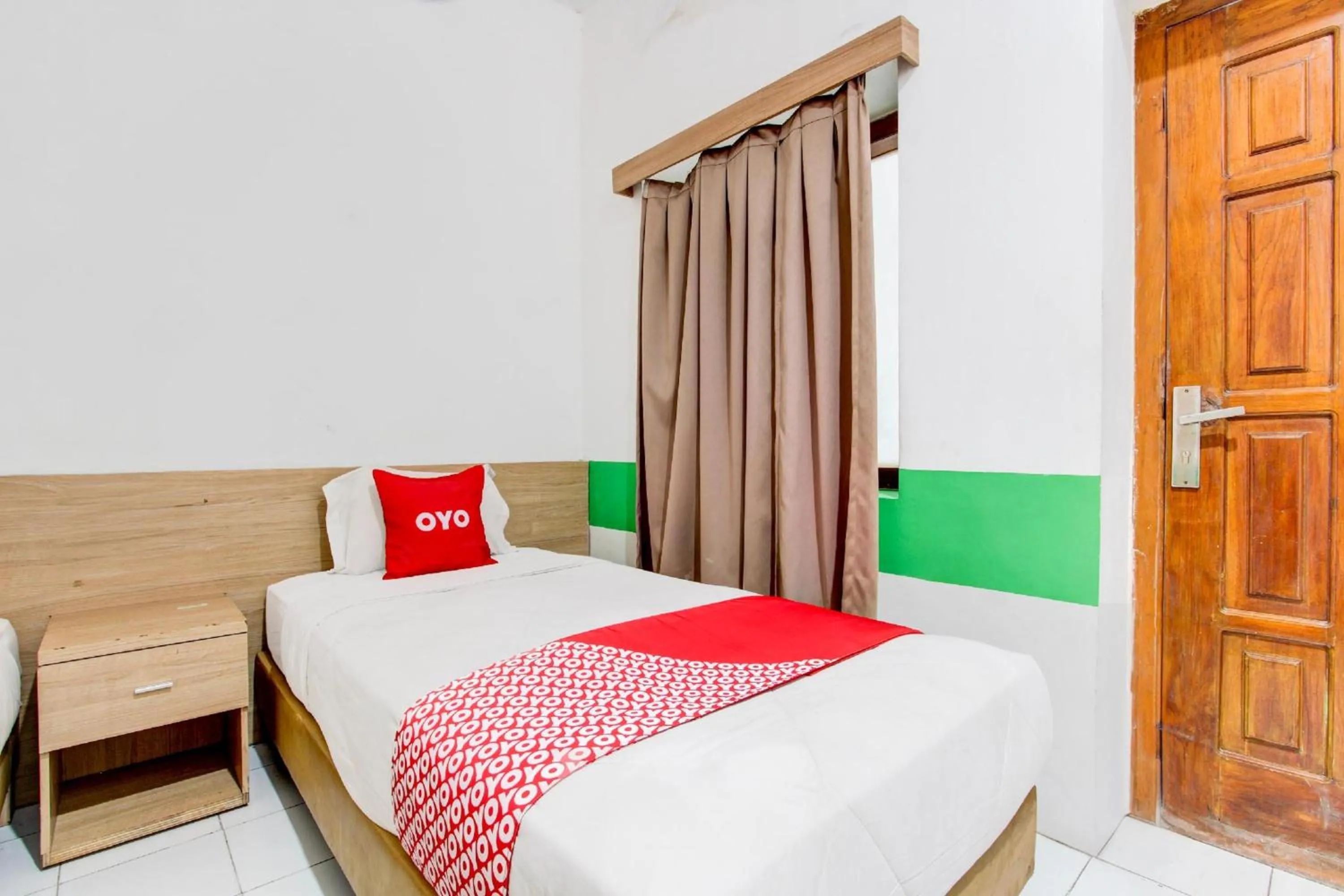 Photo of the whole room, Bed in Collection O Jalan Slamet Riyadi Near Kampung Batik Kauman Formerly Hotel Grand Kota