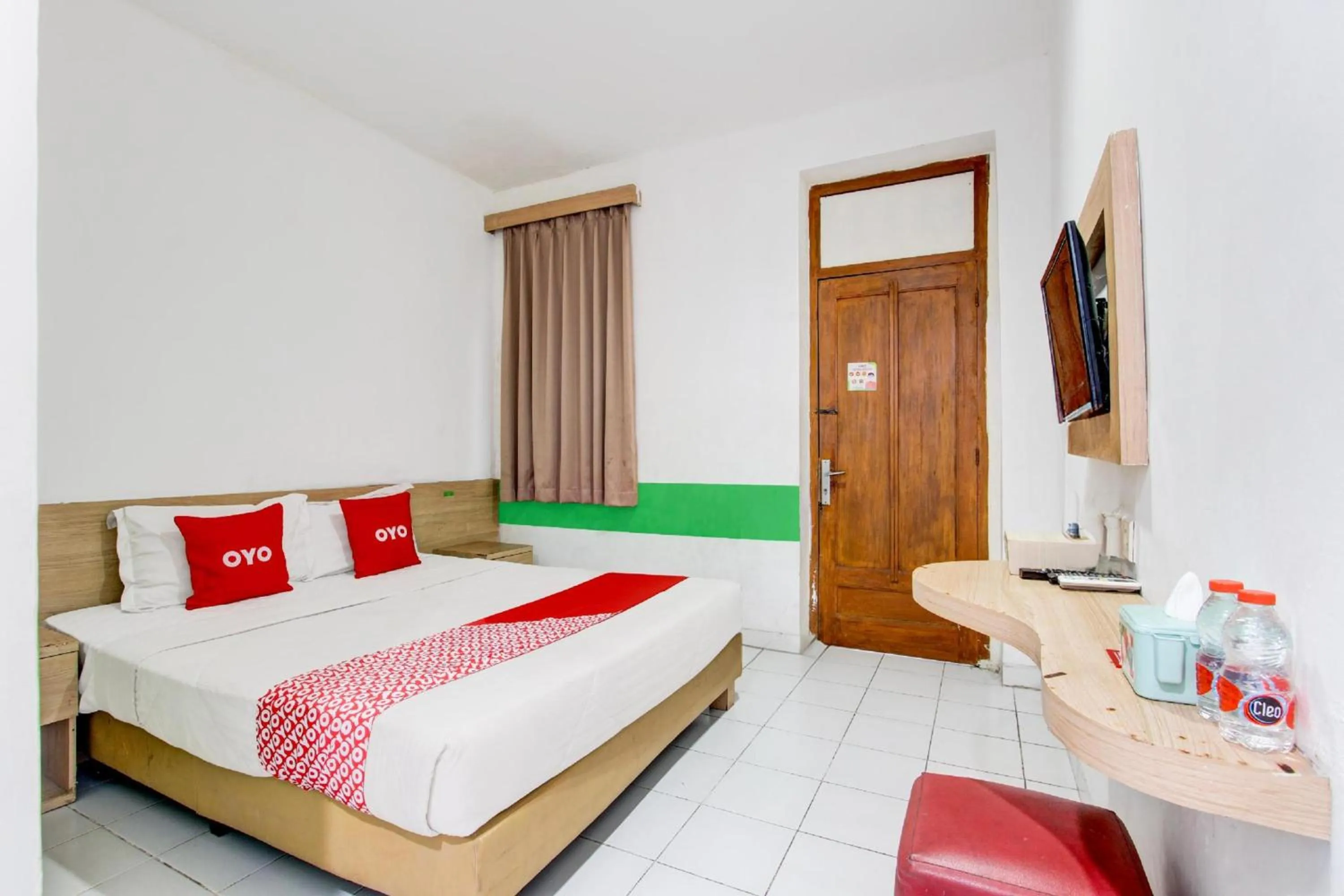 Photo of the whole room, Bed in Collection O Jalan Slamet Riyadi Near Kampung Batik Kauman Formerly Hotel Grand Kota