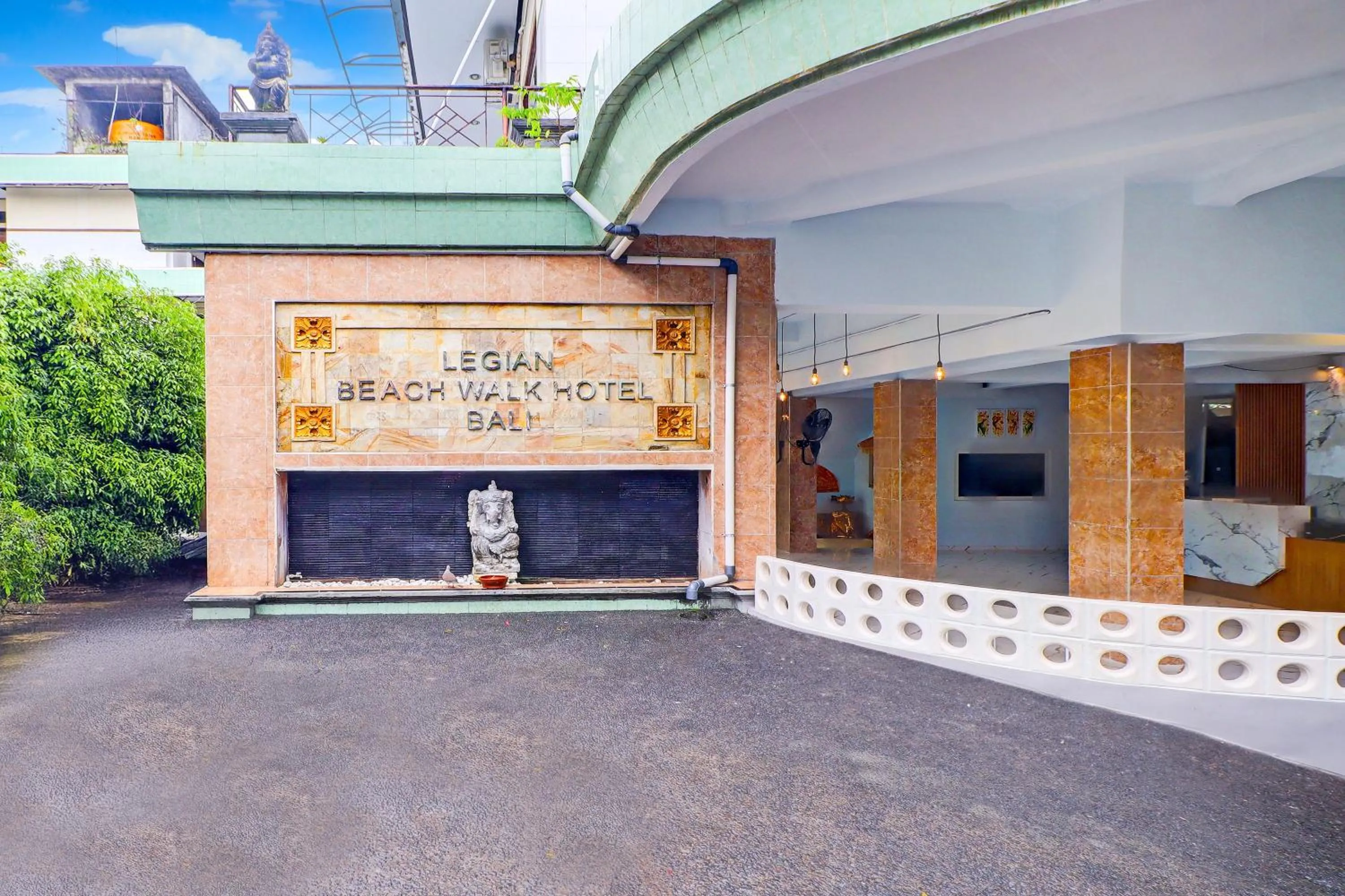 Facade/entrance in Townhouse Oak Legian Near Legian Beach Formerly Sayang Maha Merta