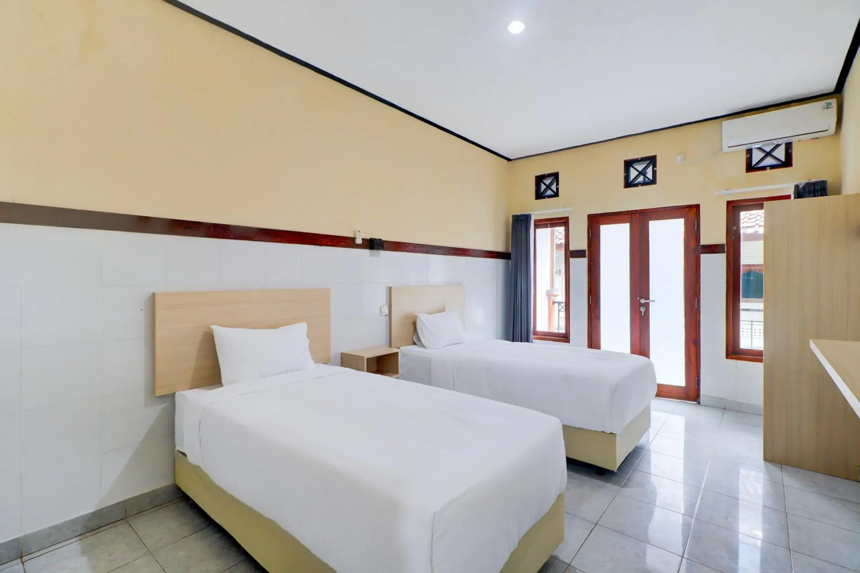 Economy Twin Room in Townhouse Oak Legian Near Legian Beach Formerly Sayang Maha Merta Economy Twin Room in Townhouse Oak Legian Near Legian Beach Formerly Sayang Maha Merta