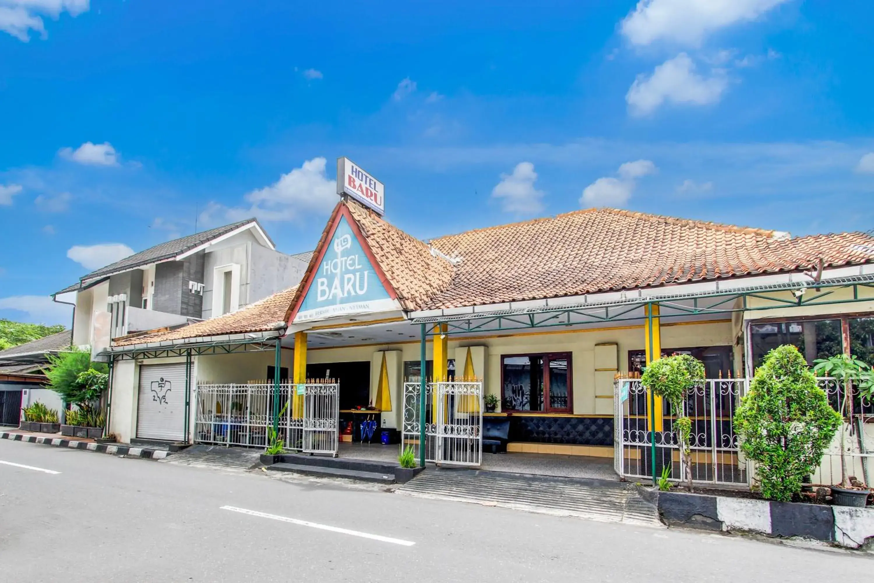 Facade/entrance in Hotel O Jalan Malioboro Near Stasiun Tugu Yogyakarta Formerly Hotel Baru Facade/entrance in Hotel O Jalan Malioboro Near Stasiun Tugu Yogyakarta Formerly Hotel Baru