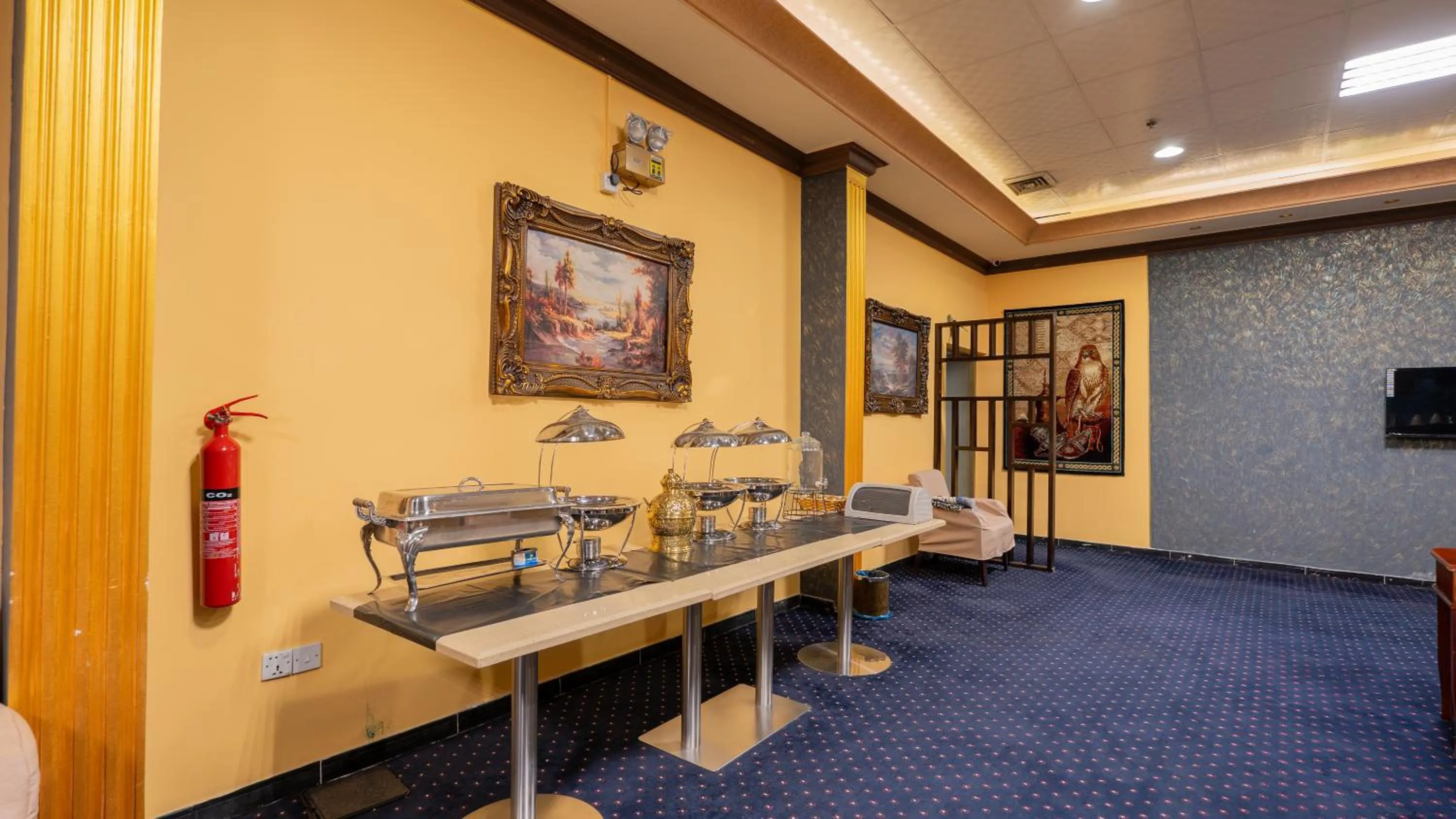 Restaurant/places to eat in Al Iqbal Hotel