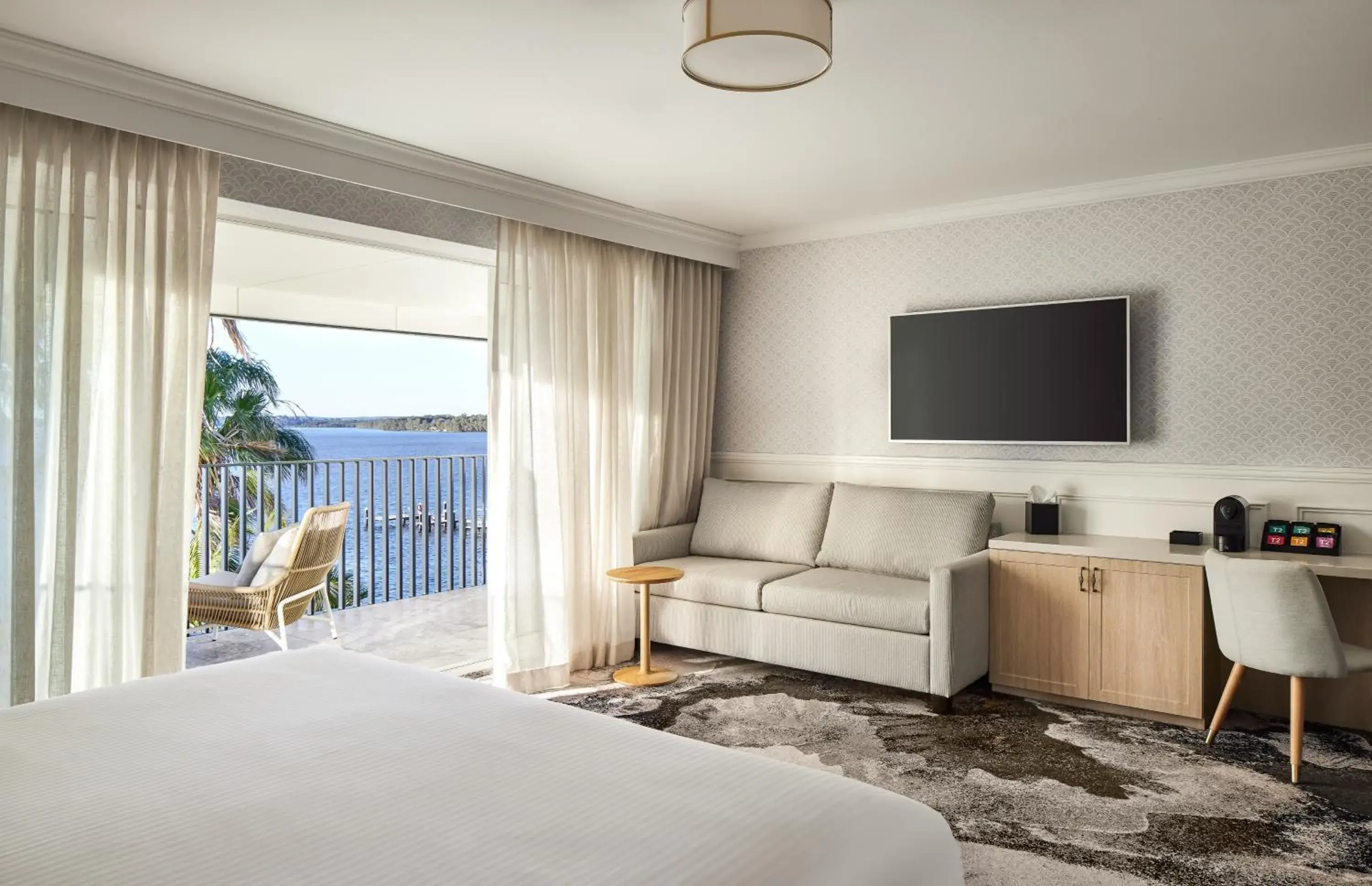 TV and multimedia, Bed in The Beachcomber Hotel & Resort, an Ascend Collection Resort TV and multimedia, Bed in The Beachcomber Hotel & Resort, an Ascend Collection Resort