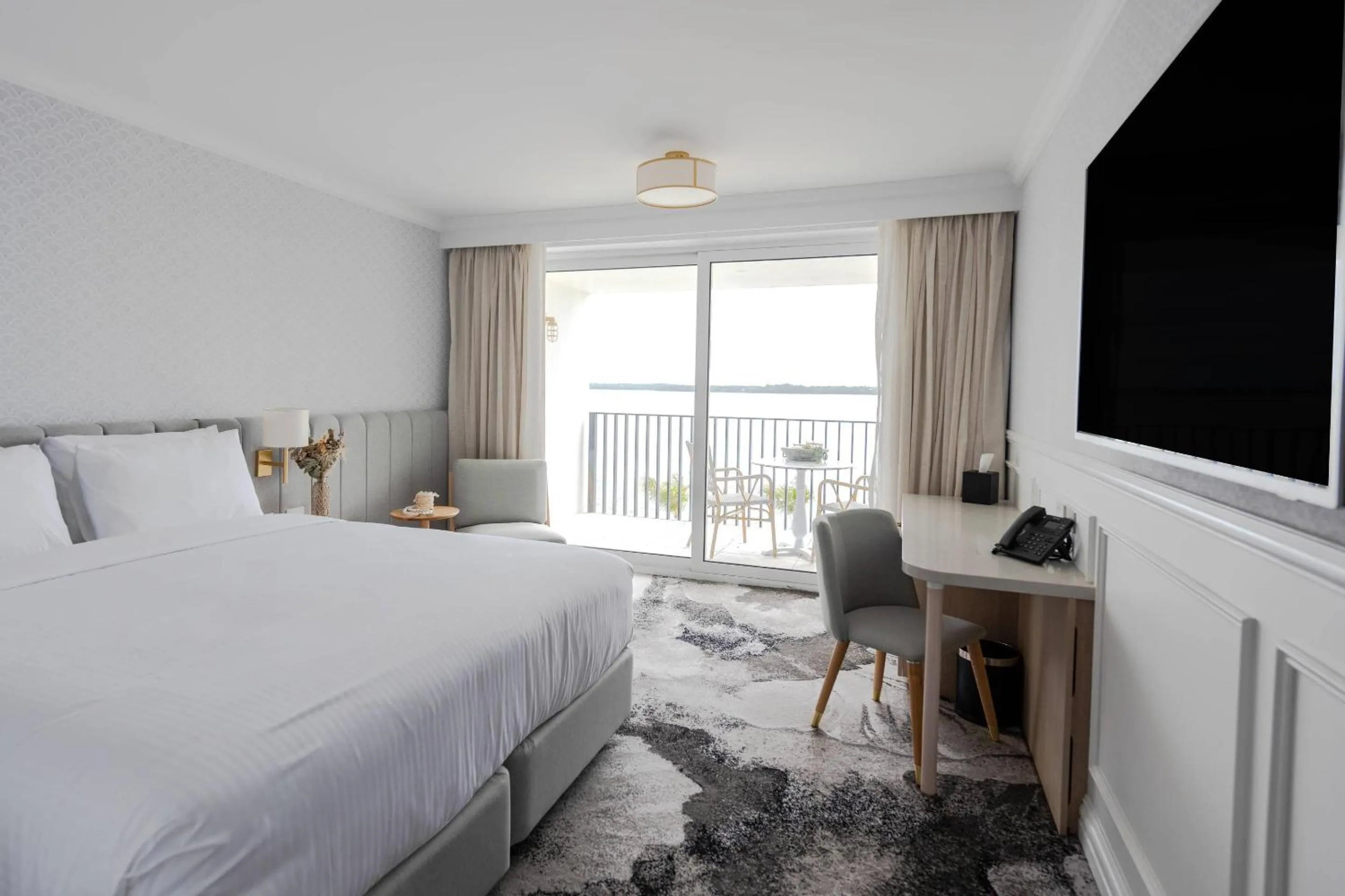 Bedroom, Bed in The Beachcomber Hotel & Resort, an Ascend Collection Resort