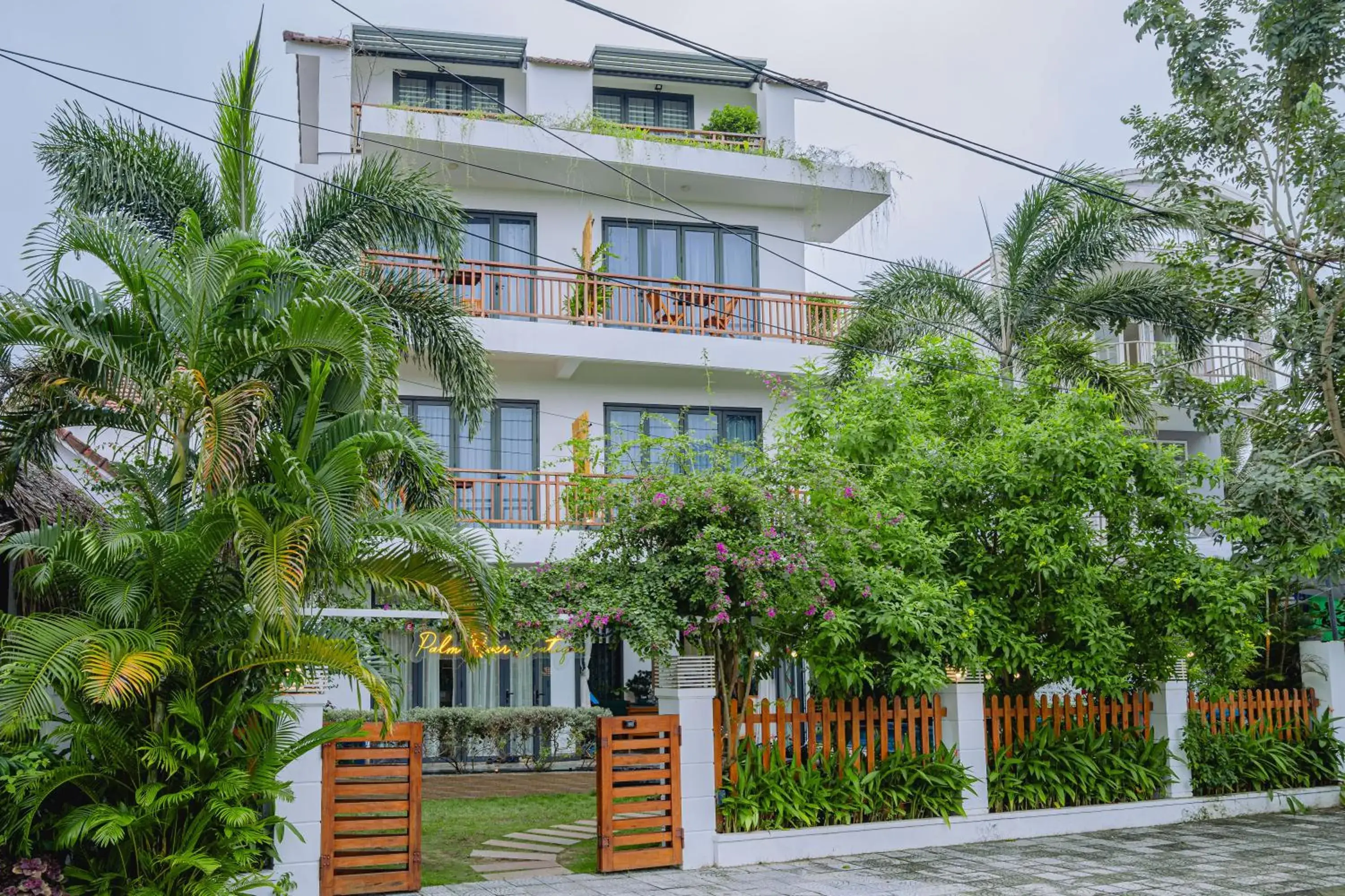 Property building in Palm Riverside Boutique Property building in Palm Riverside Boutique