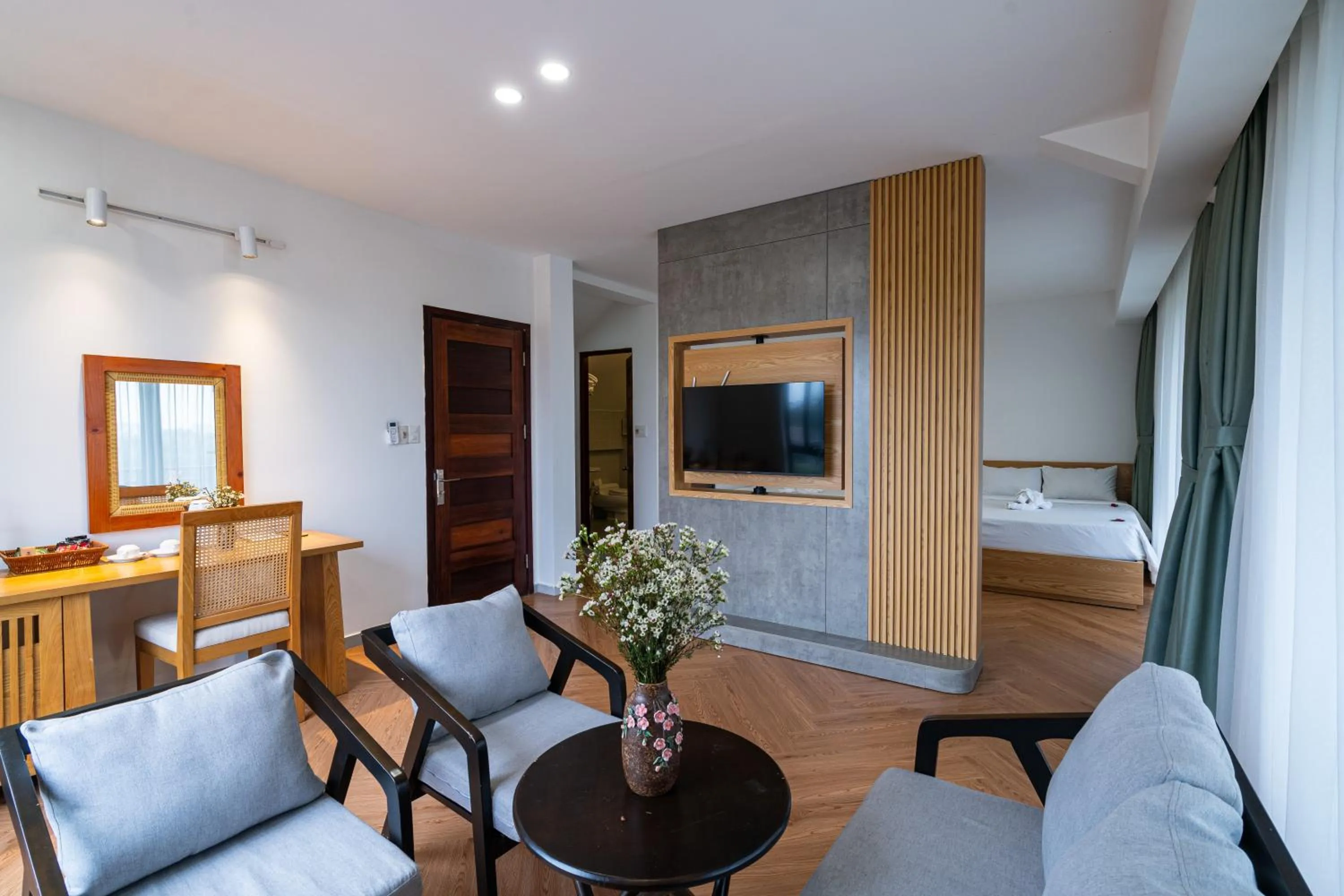 TV and multimedia in Palm Riverside Boutique