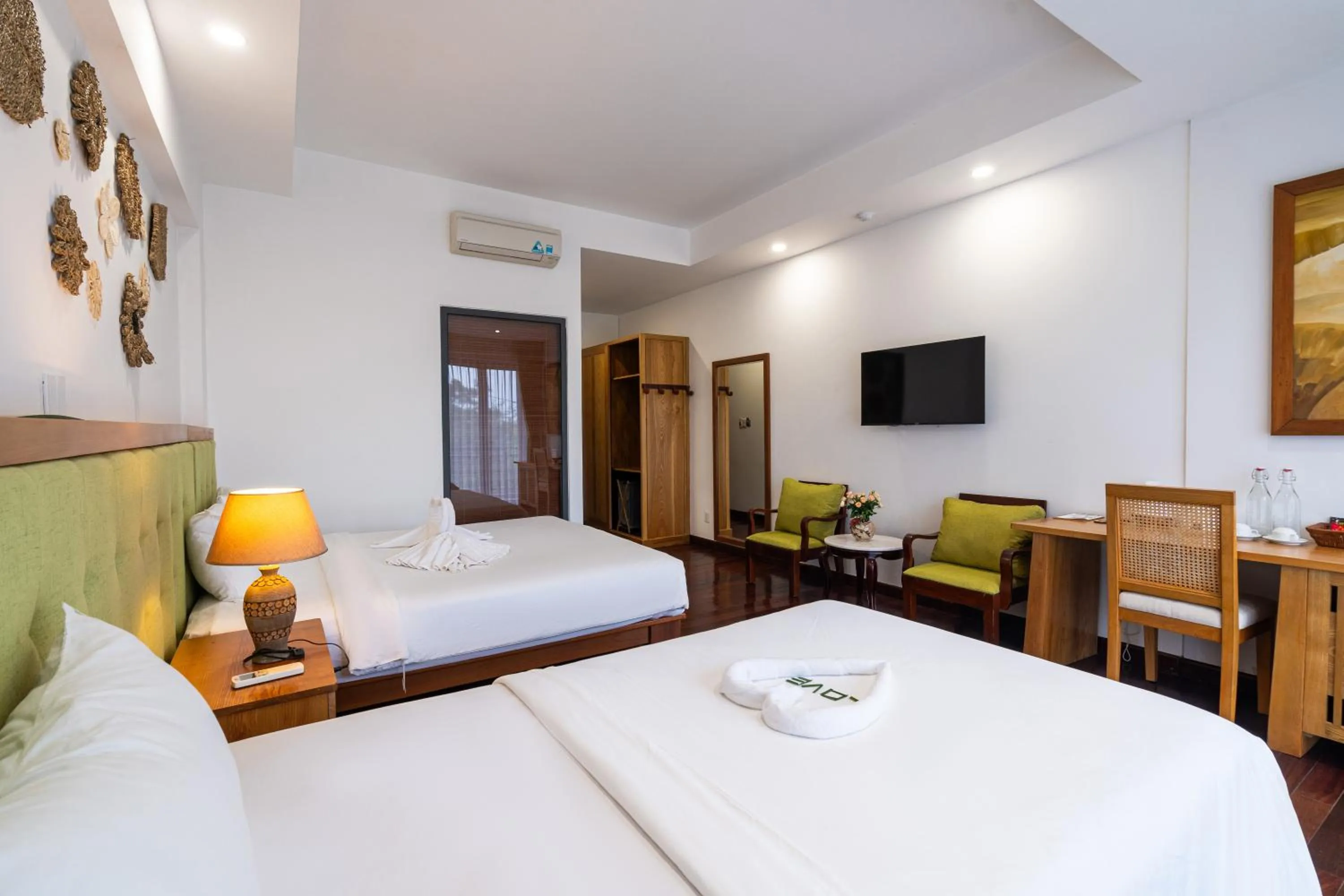 Communal lounge/ TV room, Bed in Palm Riverside Boutique