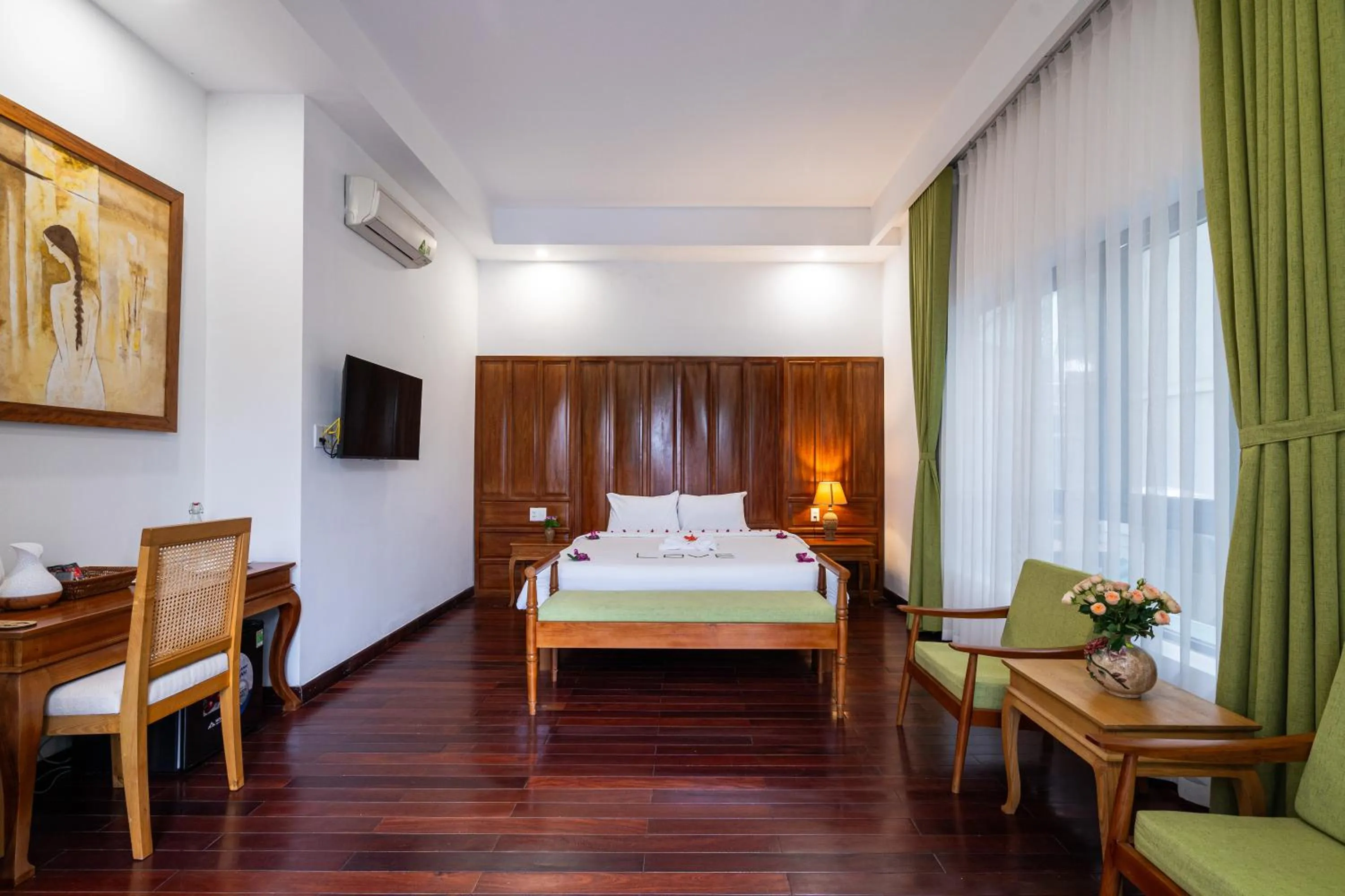 Photo of the whole room, Bed in Palm Riverside Boutique