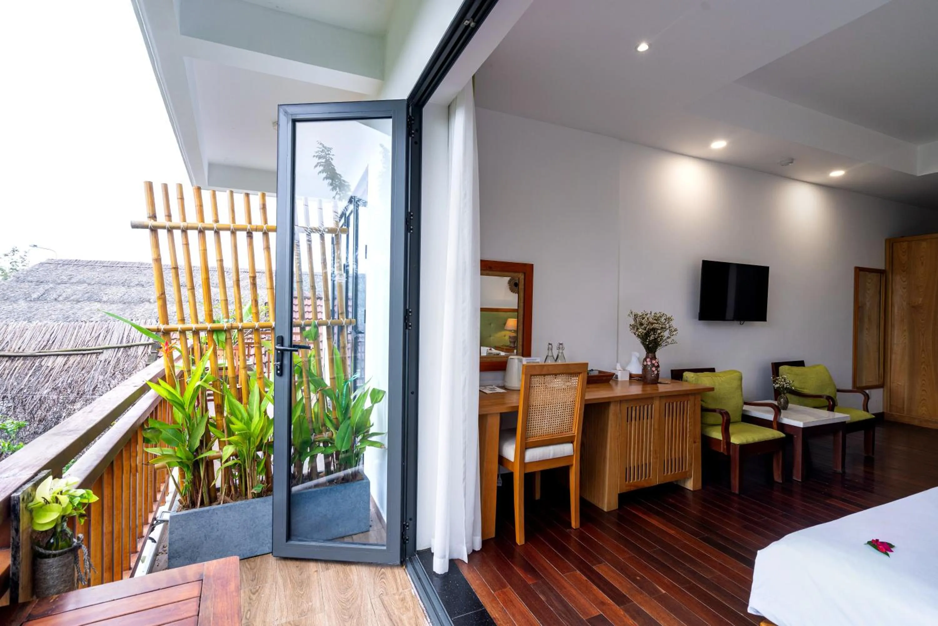 Communal lounge/ TV room, Bed in Palm Riverside Boutique