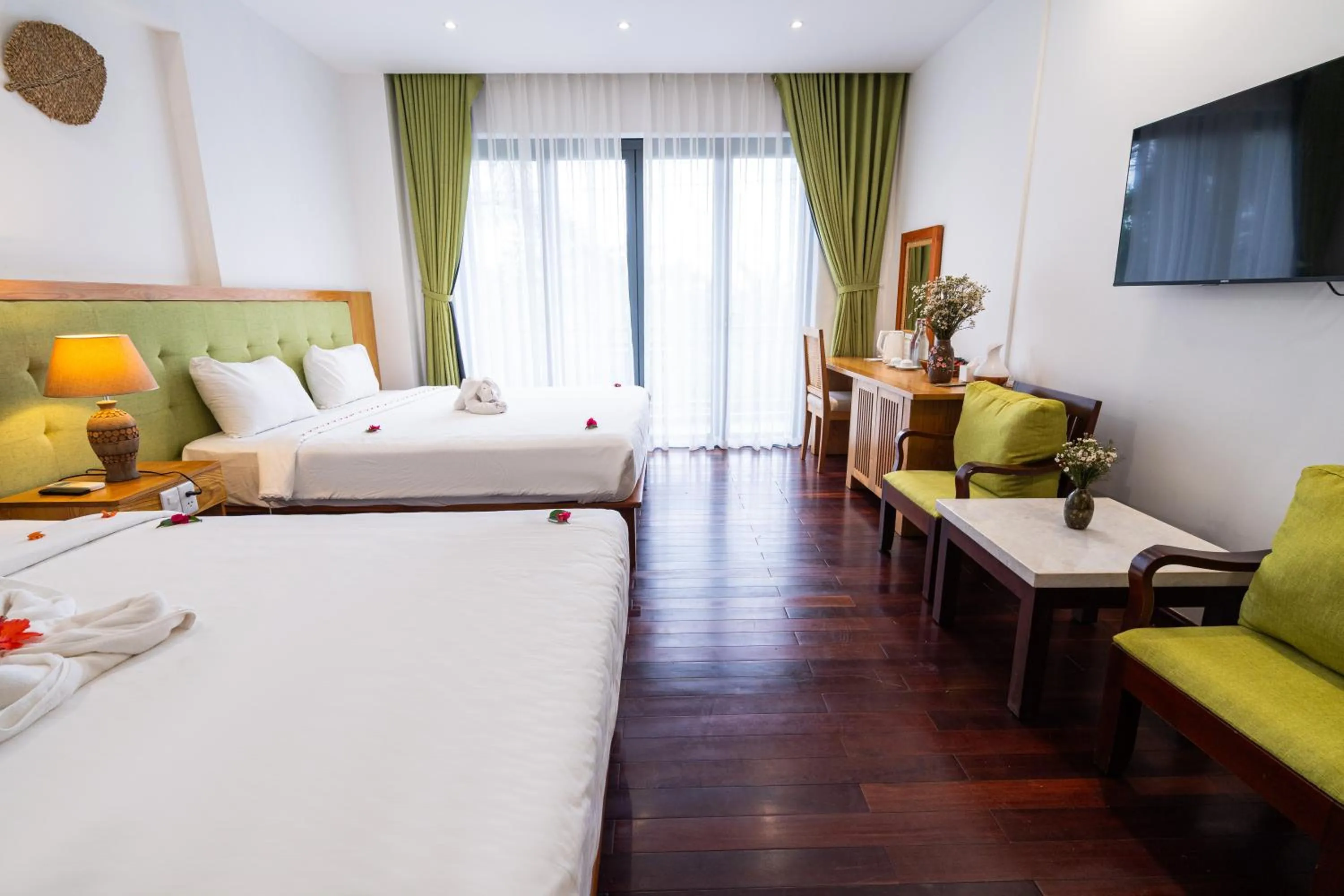 Communal lounge/ TV room, Bed in Palm Riverside Boutique