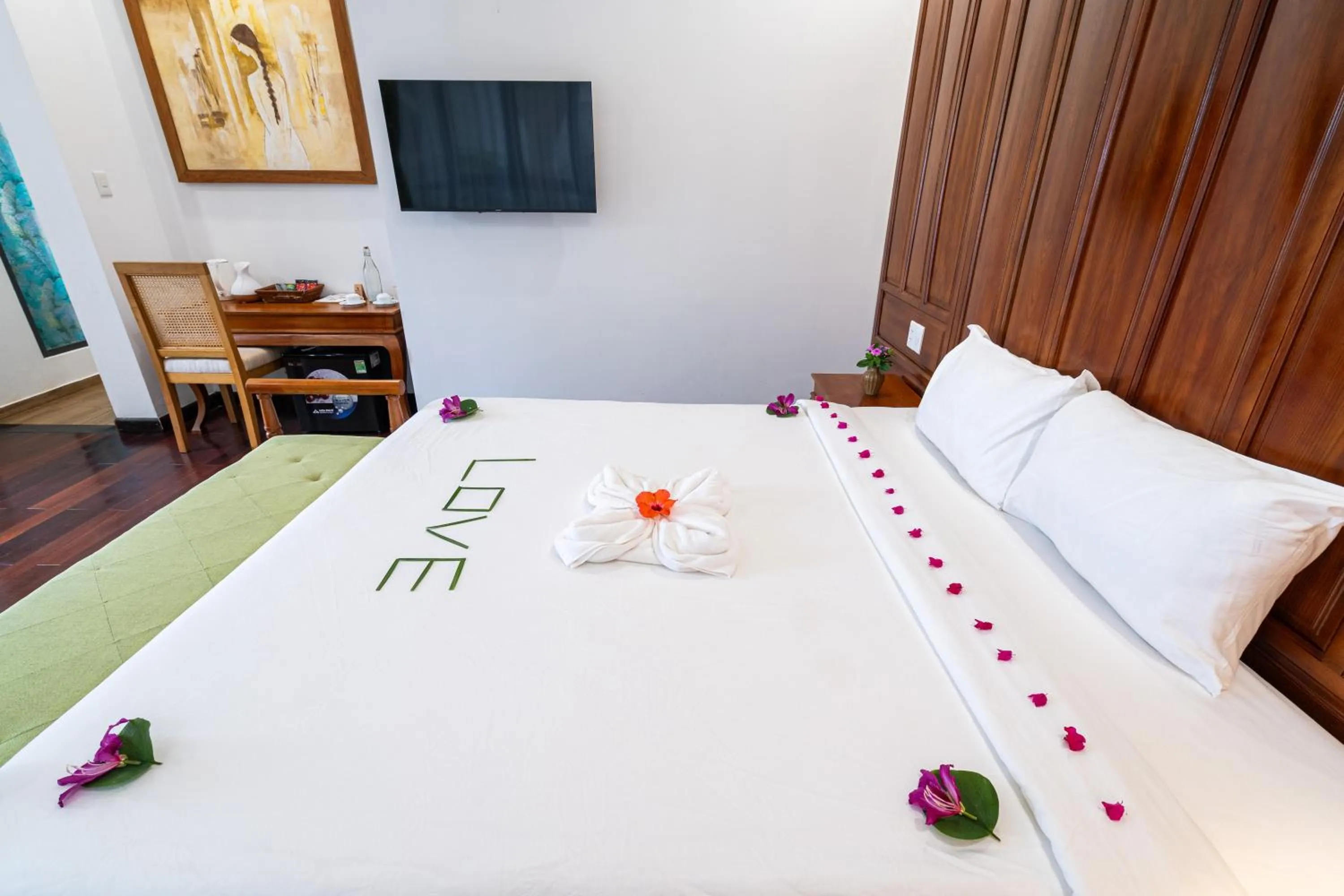 Communal lounge/ TV room, Bed in Palm Riverside Boutique