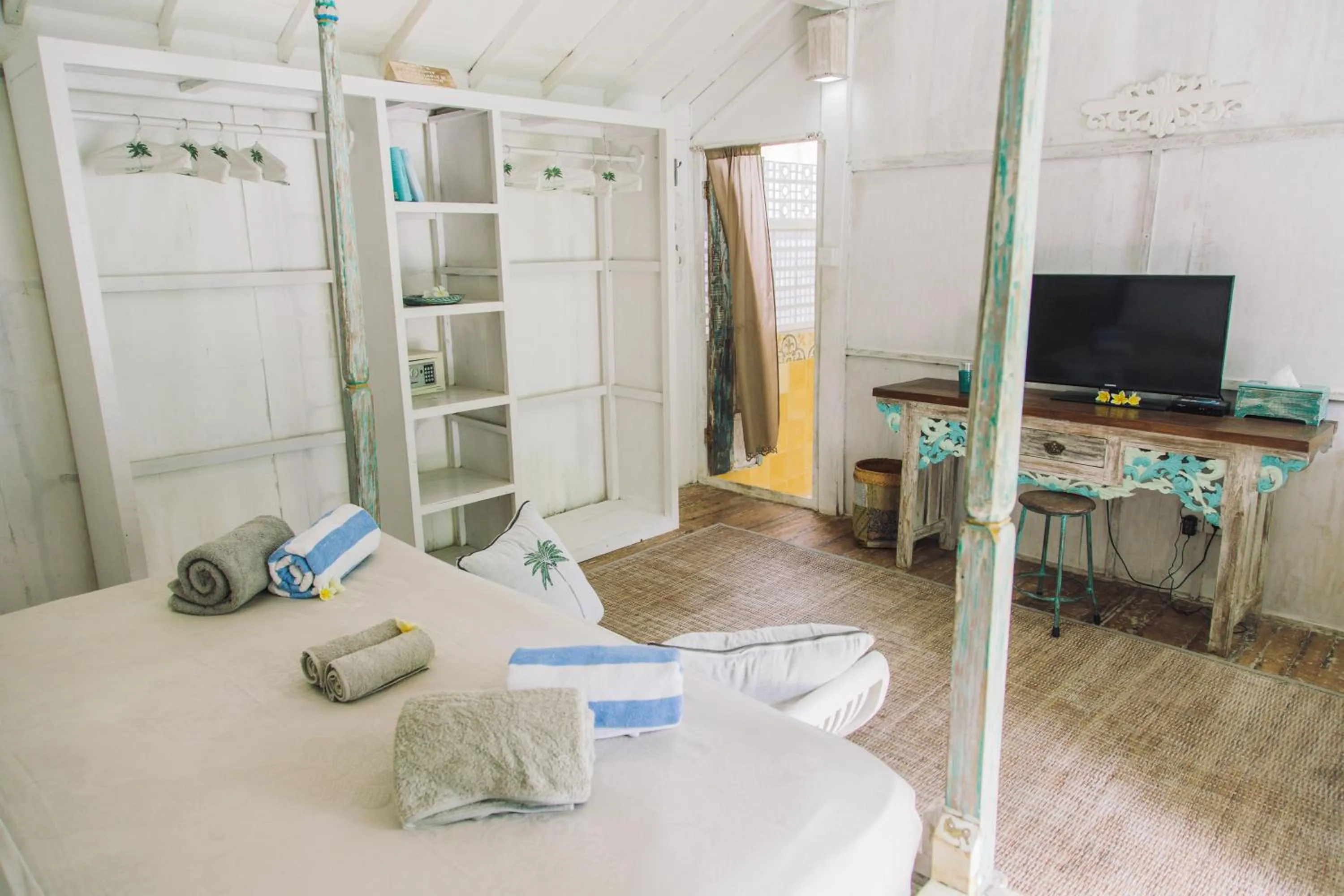 Photo of the whole room, Bed in Palmeto Village