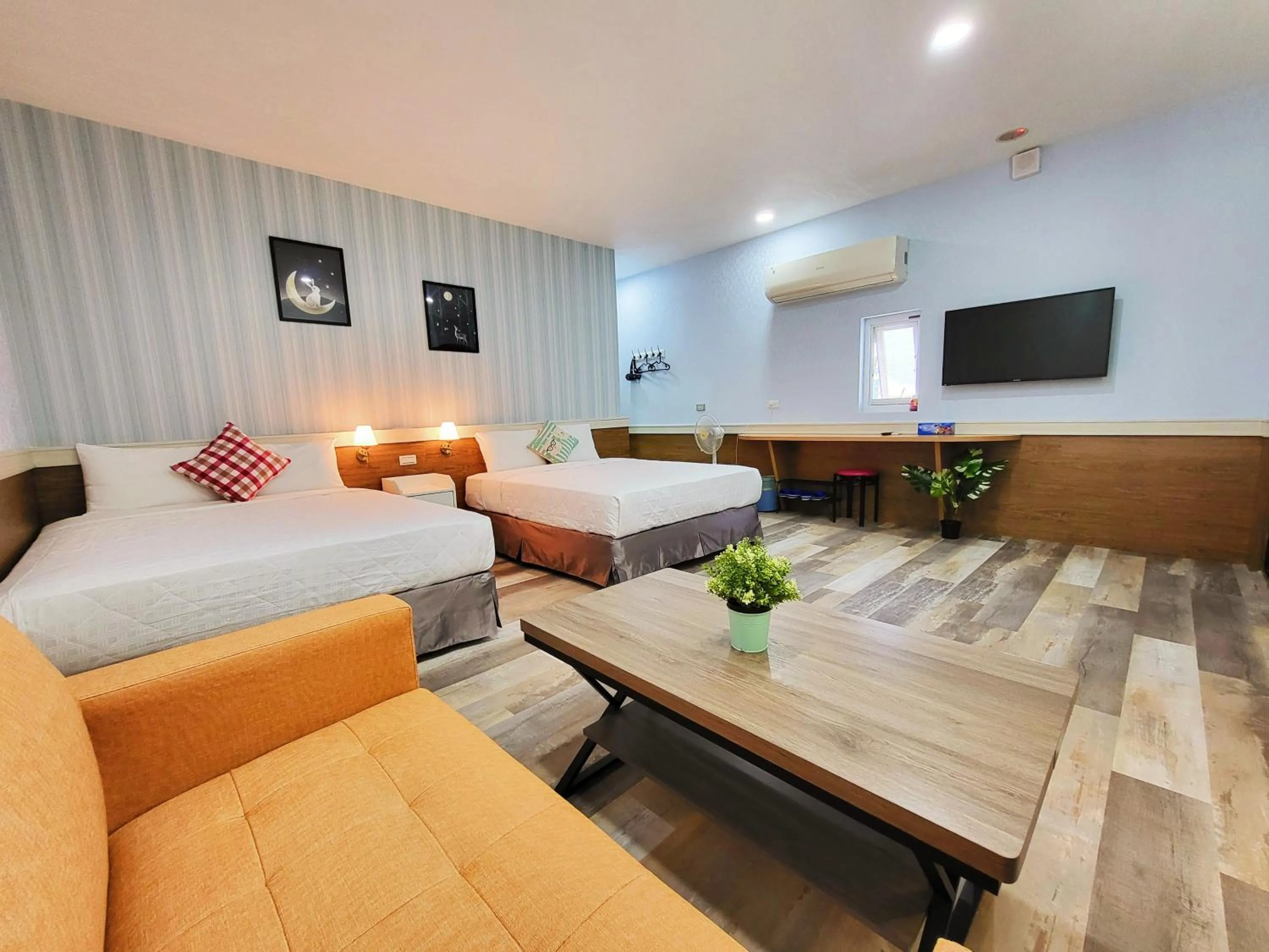 Deluxe Quadruple Room with Private Bathroom in Xing Ji Bungalow