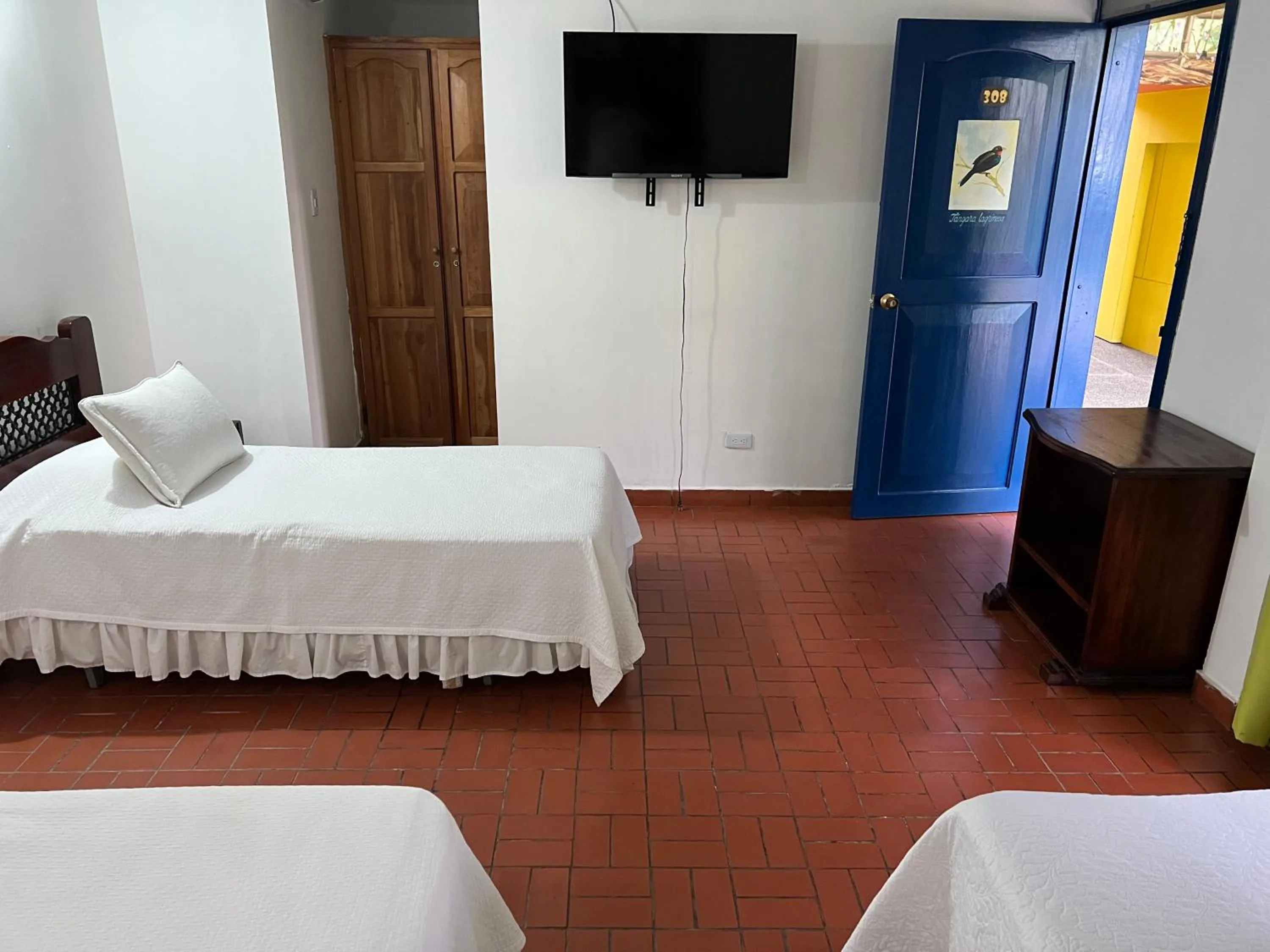 Communal lounge/ TV room, Bed in Ecohotel La Casona Pereira