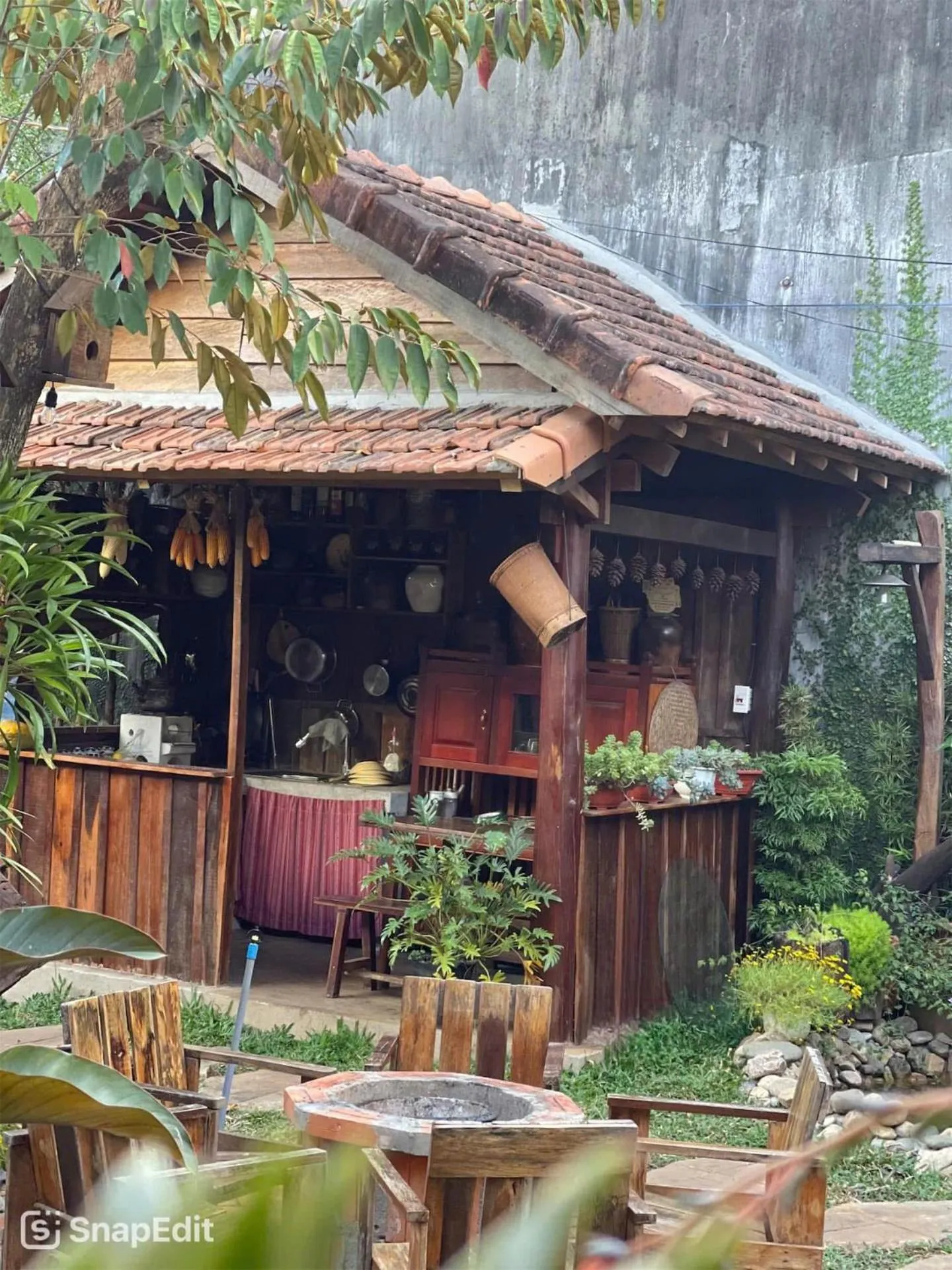 Communal kitchen in Ôna's House - Homestay Pleiku