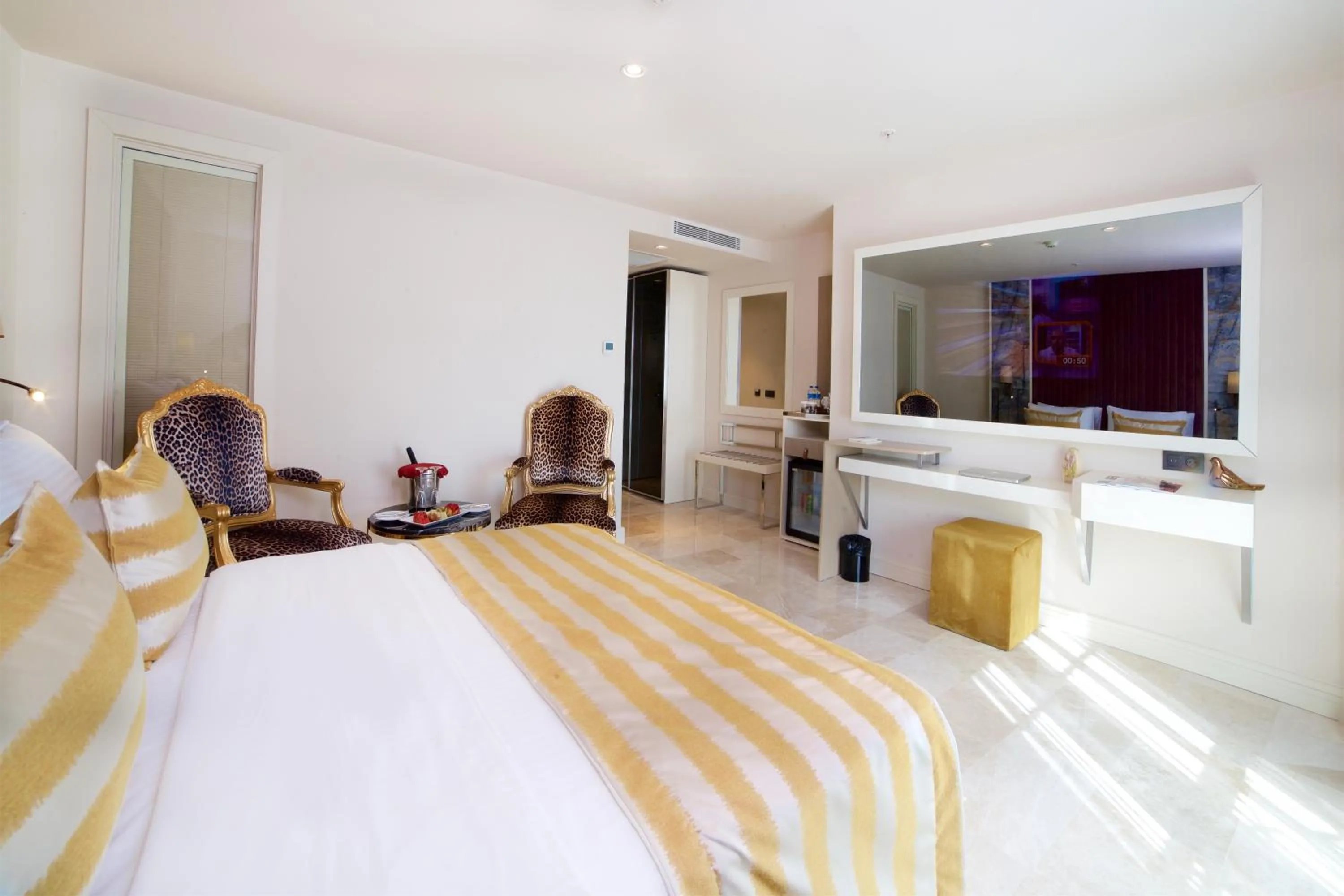 Bath, Bed in Icon Hotel Taksim