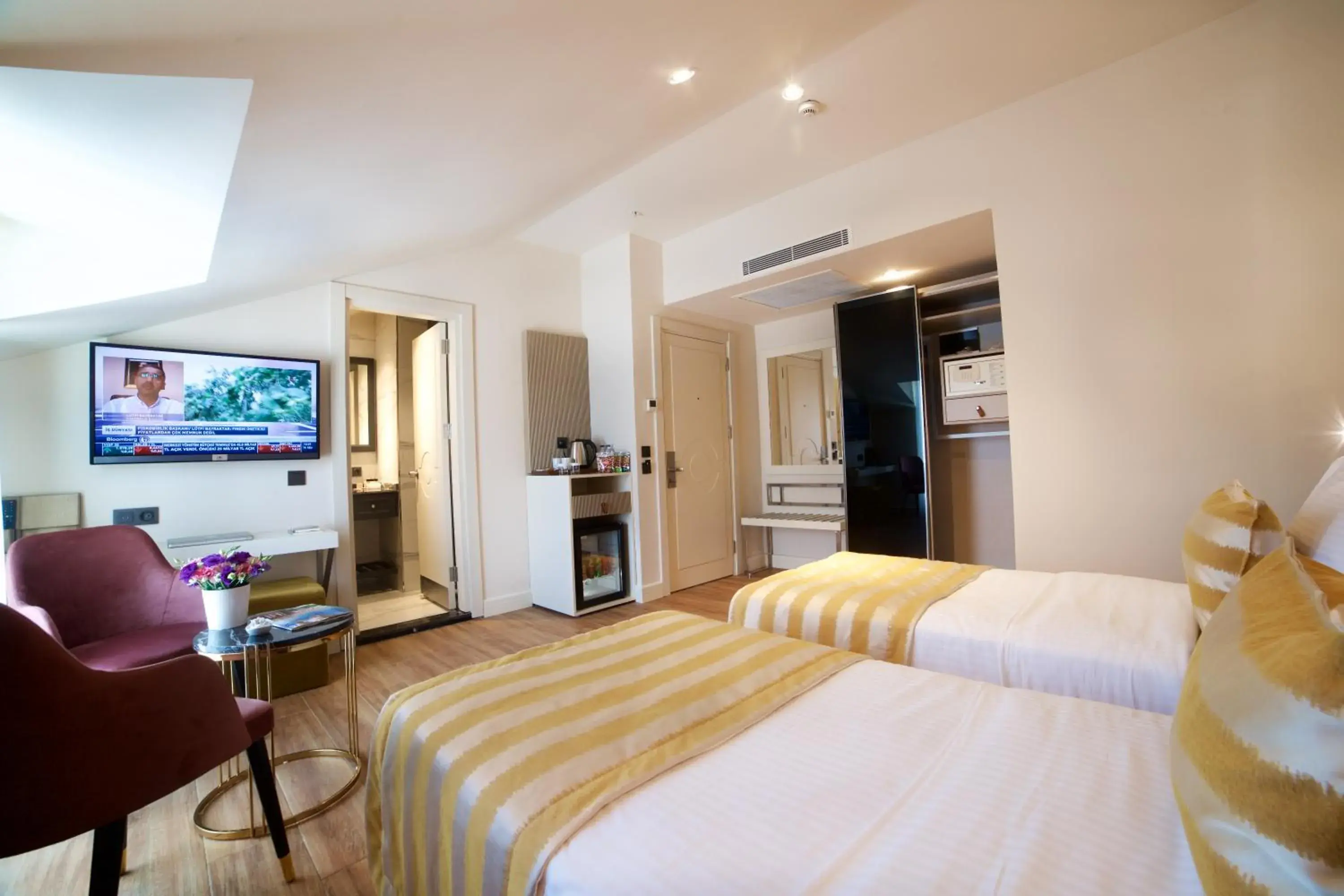 Deluxe Twin Bed Room with City View in Icon Hotel Taksim Deluxe Twin Bed Room with City View in Icon Hotel Taksim