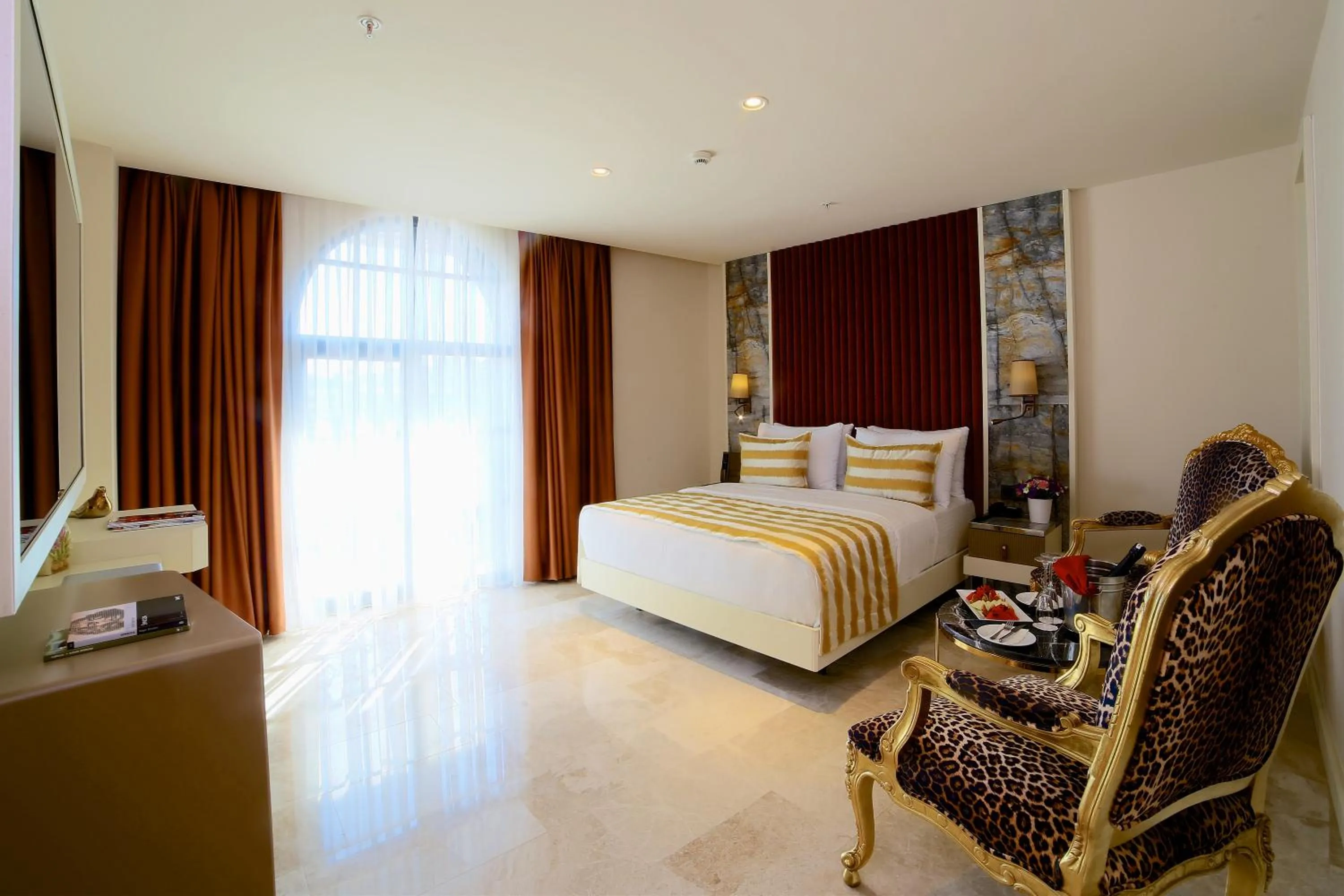 Seating area, Bed in Icon Hotel Taksim