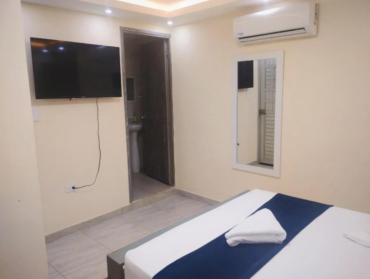 TV and multimedia, Bed in Hotel Magistral Suiter