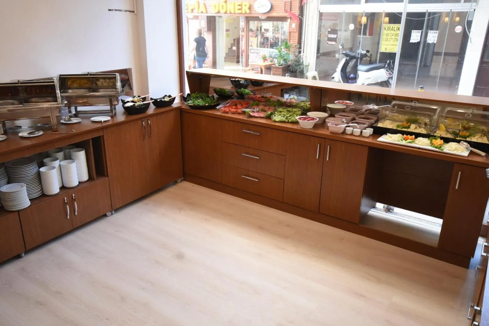 Restaurant/places to eat in ParionHouse Hotel