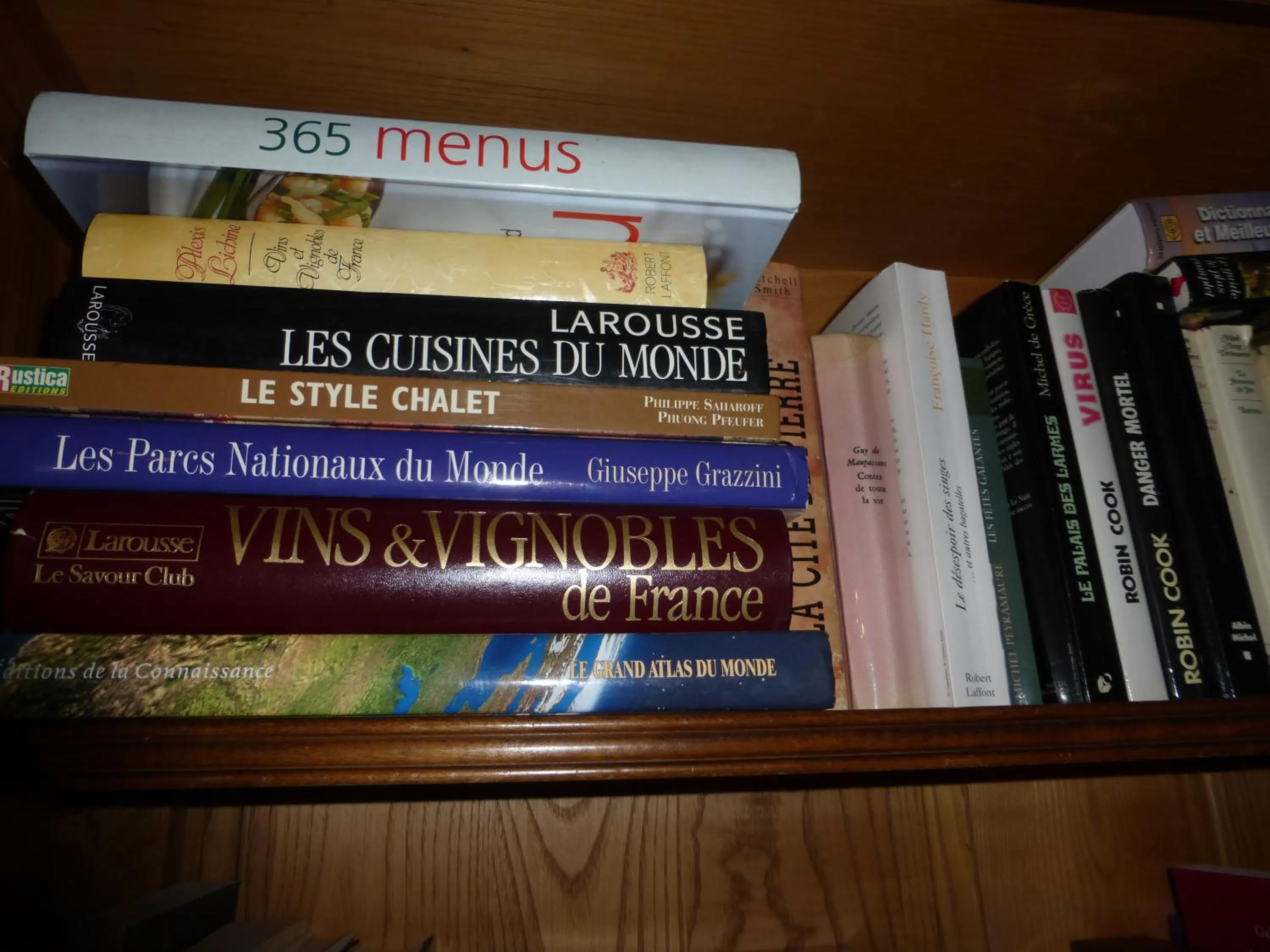 Library in Chambre d'Hôtes Le Tilleul de Canac PARKING privé GRATUIT Petits déjeuners COMPRIS