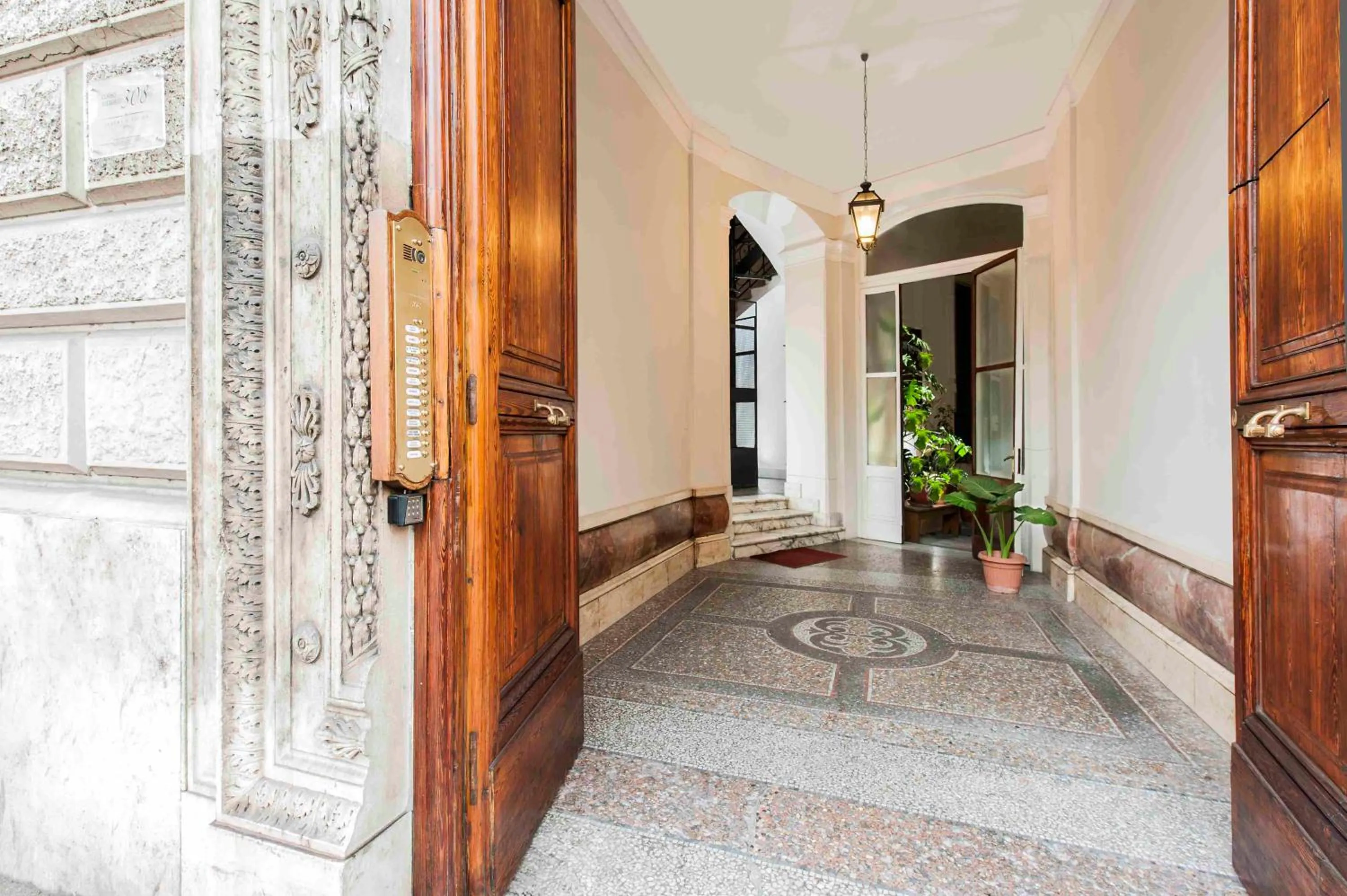 Facade/entrance in Corso Vittorio 308