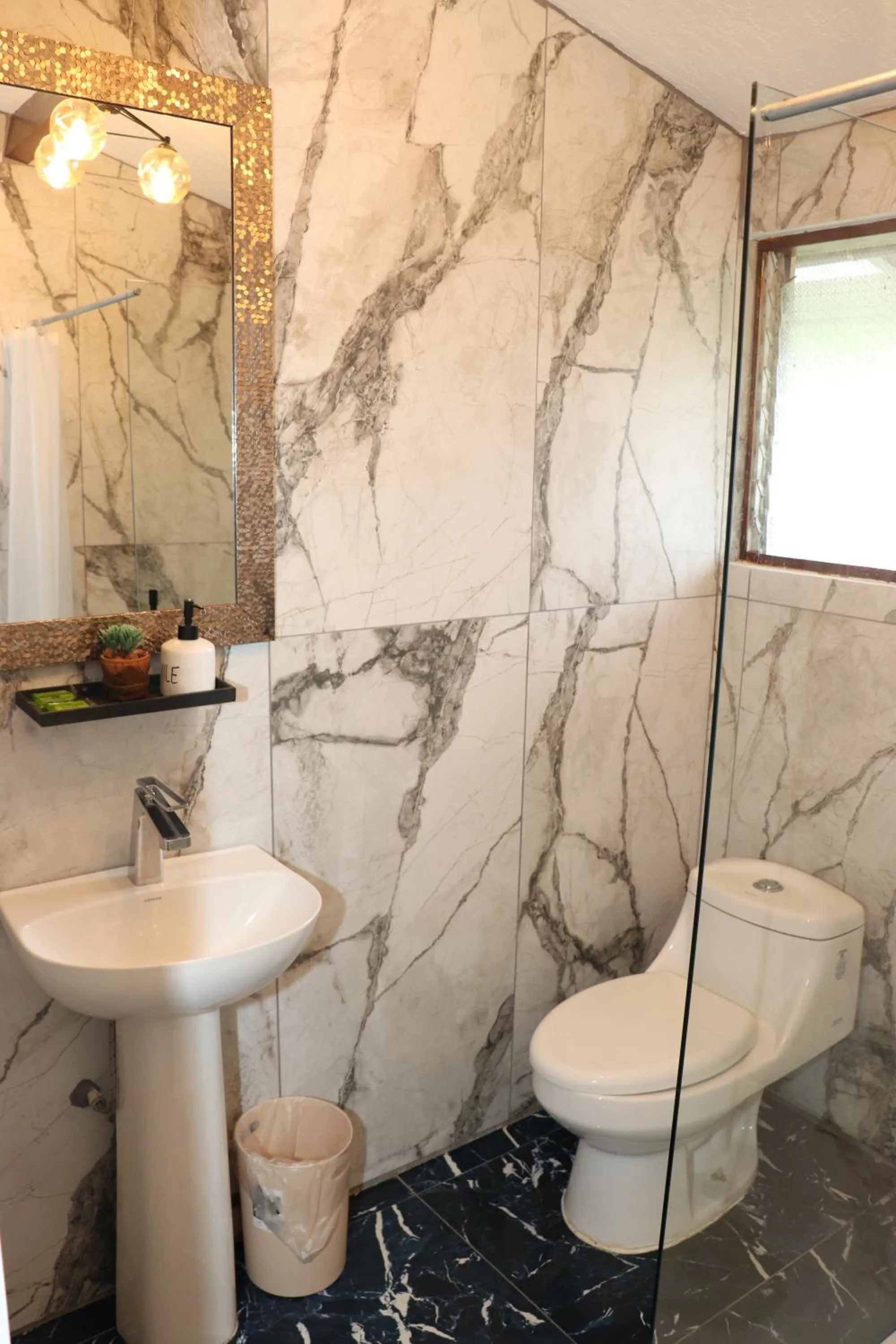 Shower in Hotel Samoa del Sur