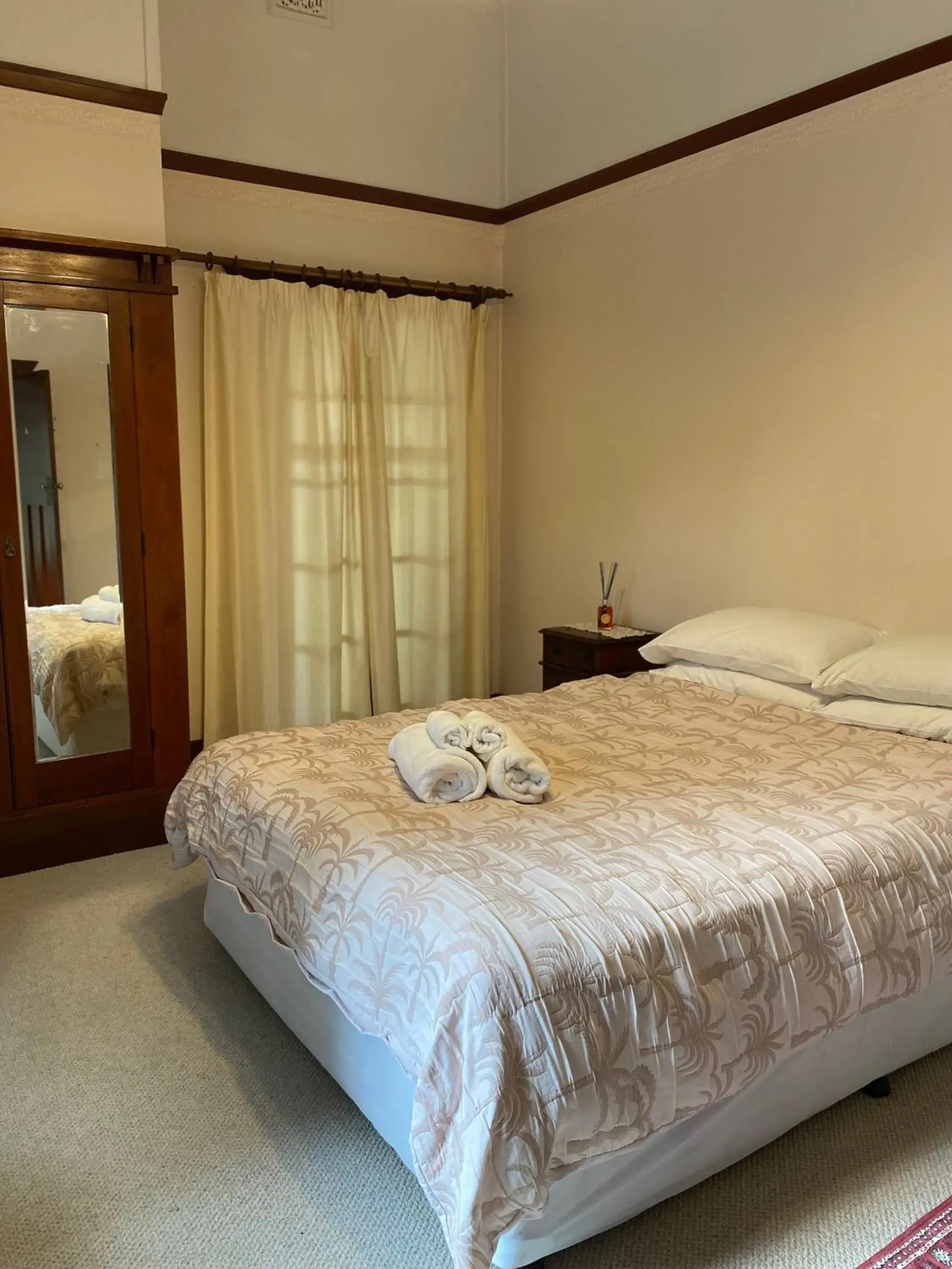 Queen Room with Shared Bathroom in Netherby Guesthouse Queen Room with Shared Bathroom in Netherby Guesthouse