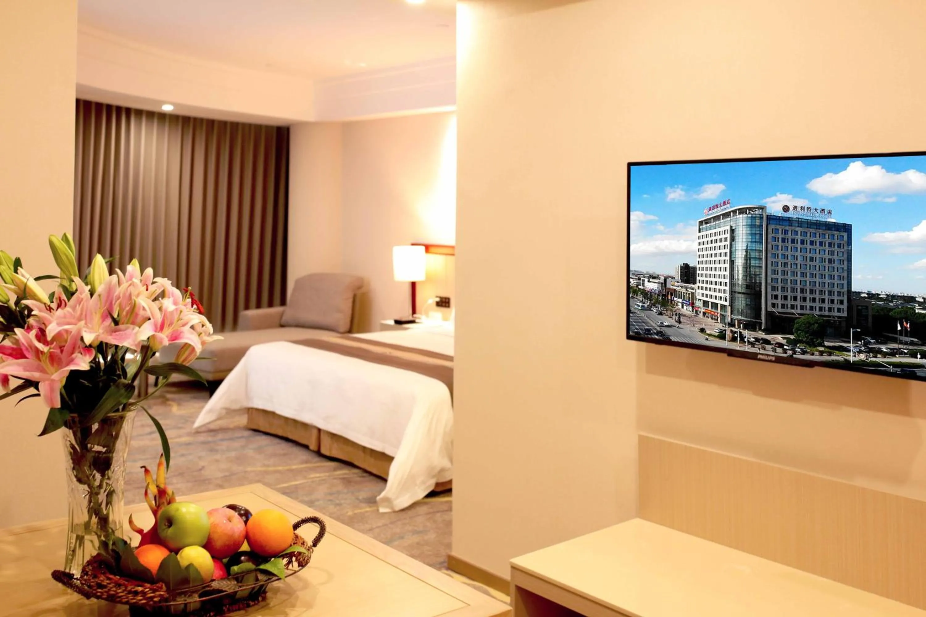 Communal lounge/ TV room in Meilun Hotel Shanghai Hongqiao Hub