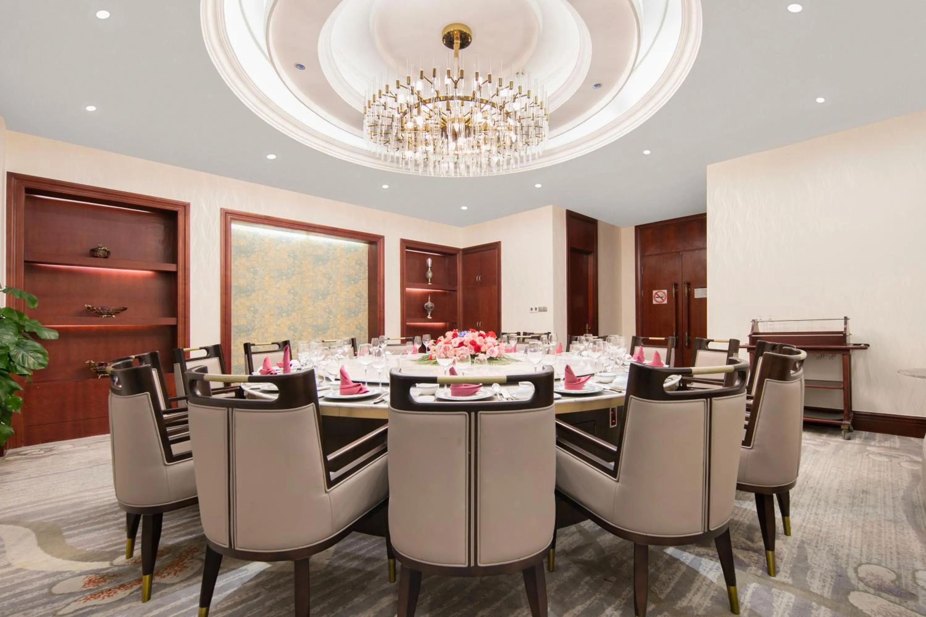 Dining area in Meilun Hotel Shanghai Hongqiao Hub