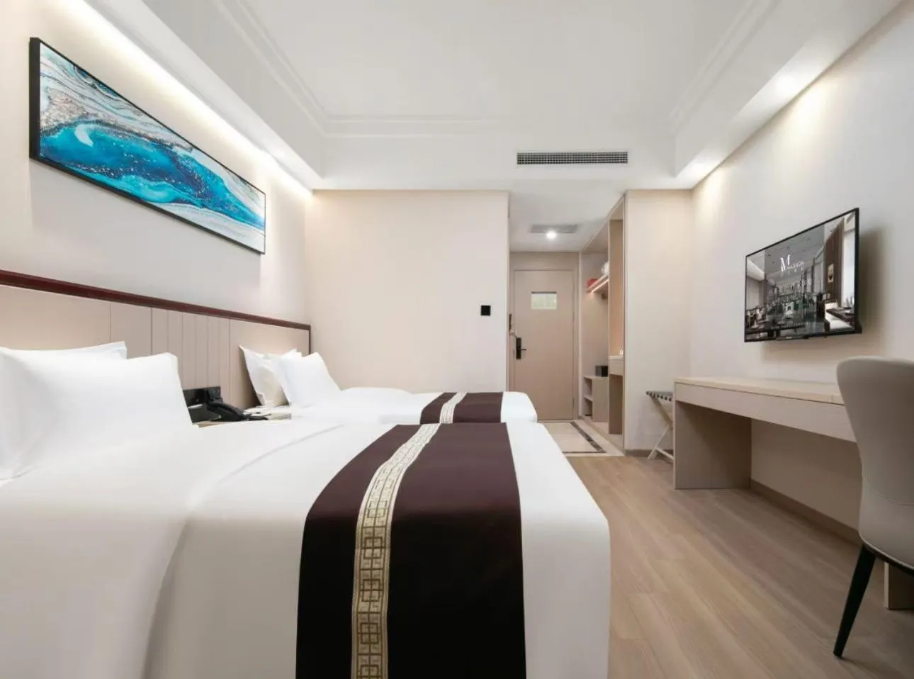 Communal lounge/ TV room in Meilun Hotel Shanghai Hongqiao Hub