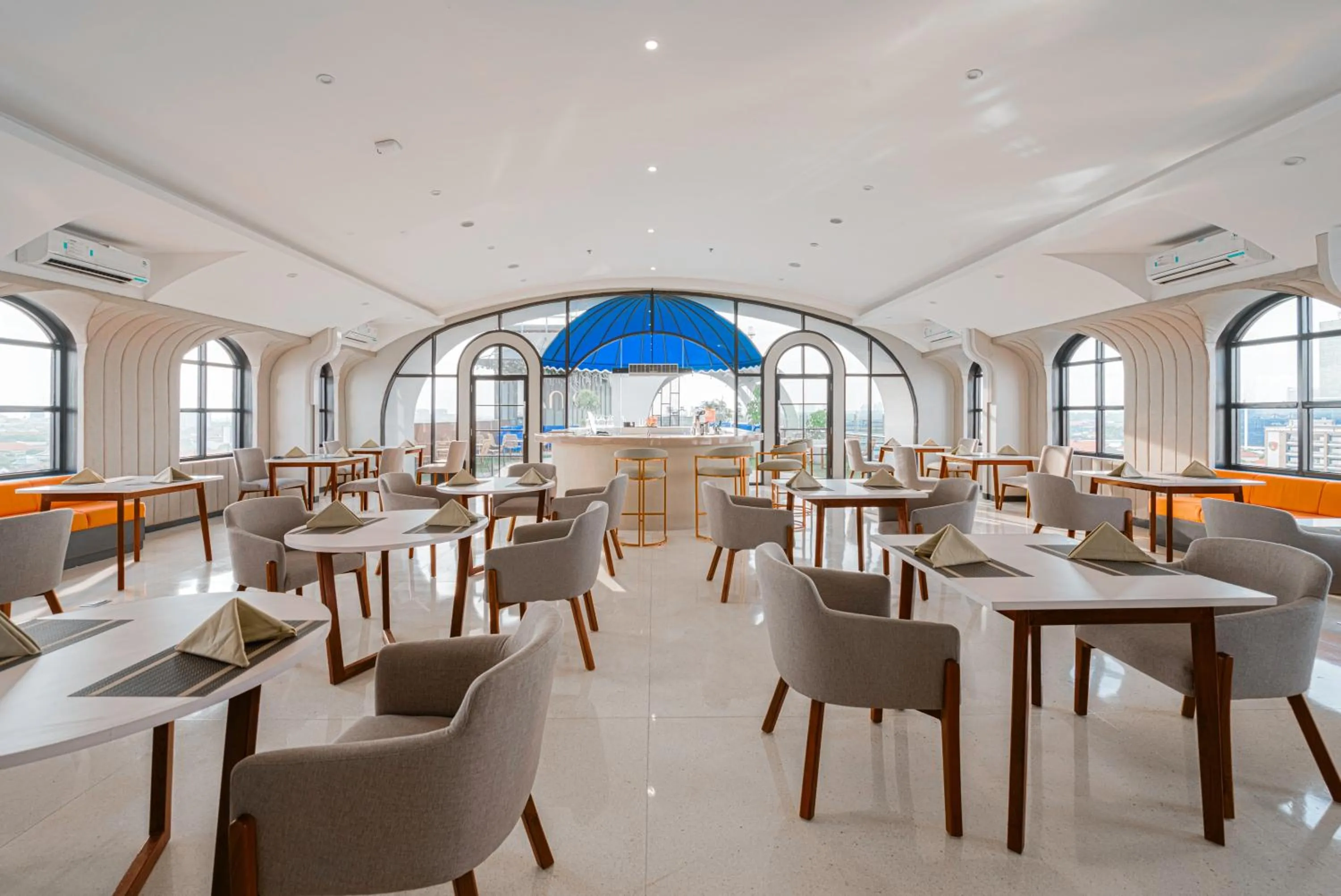 Restaurant/places to eat in EXCOTEL Design Hotel Surabaya