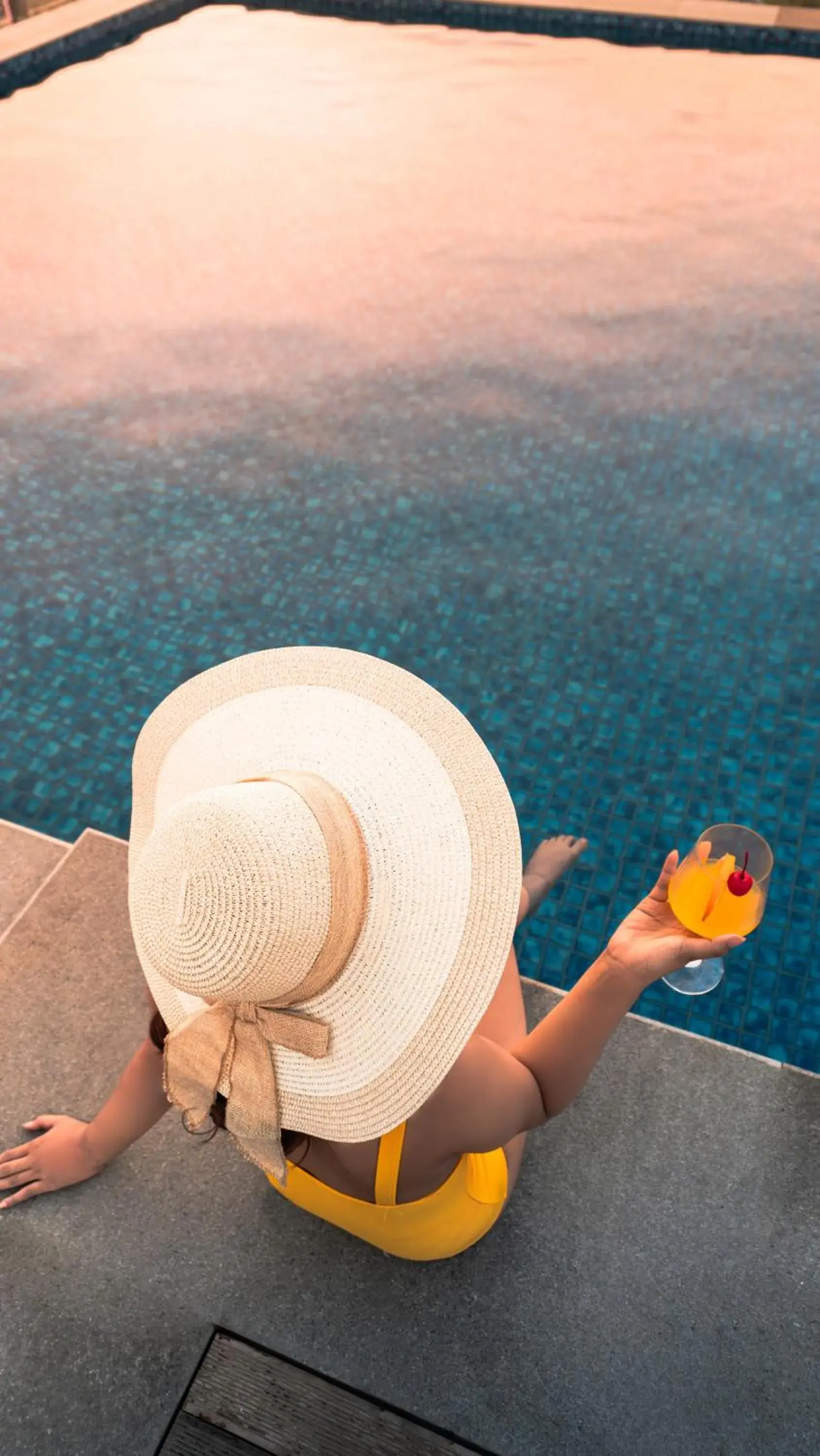 Swimming pool in EXCOTEL Design Hotel Surabaya Swimming pool in EXCOTEL Design Hotel Surabaya