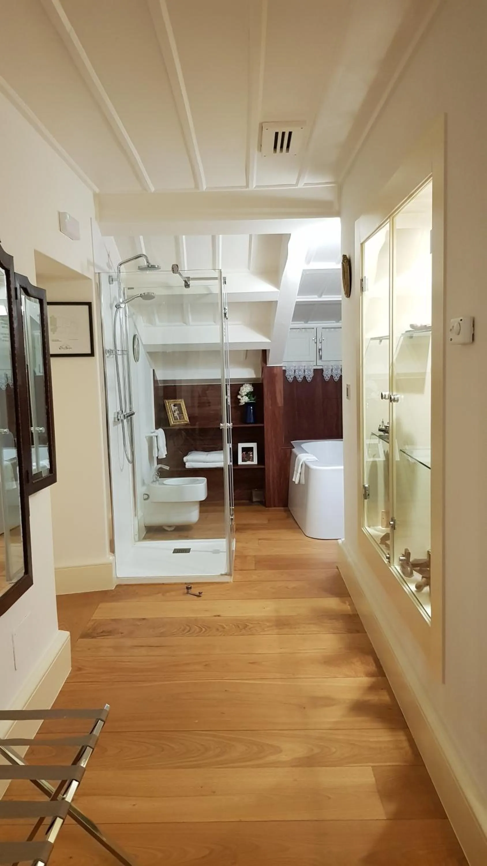 Photo of the whole room in Hotel Monumento Pazo de Orbán