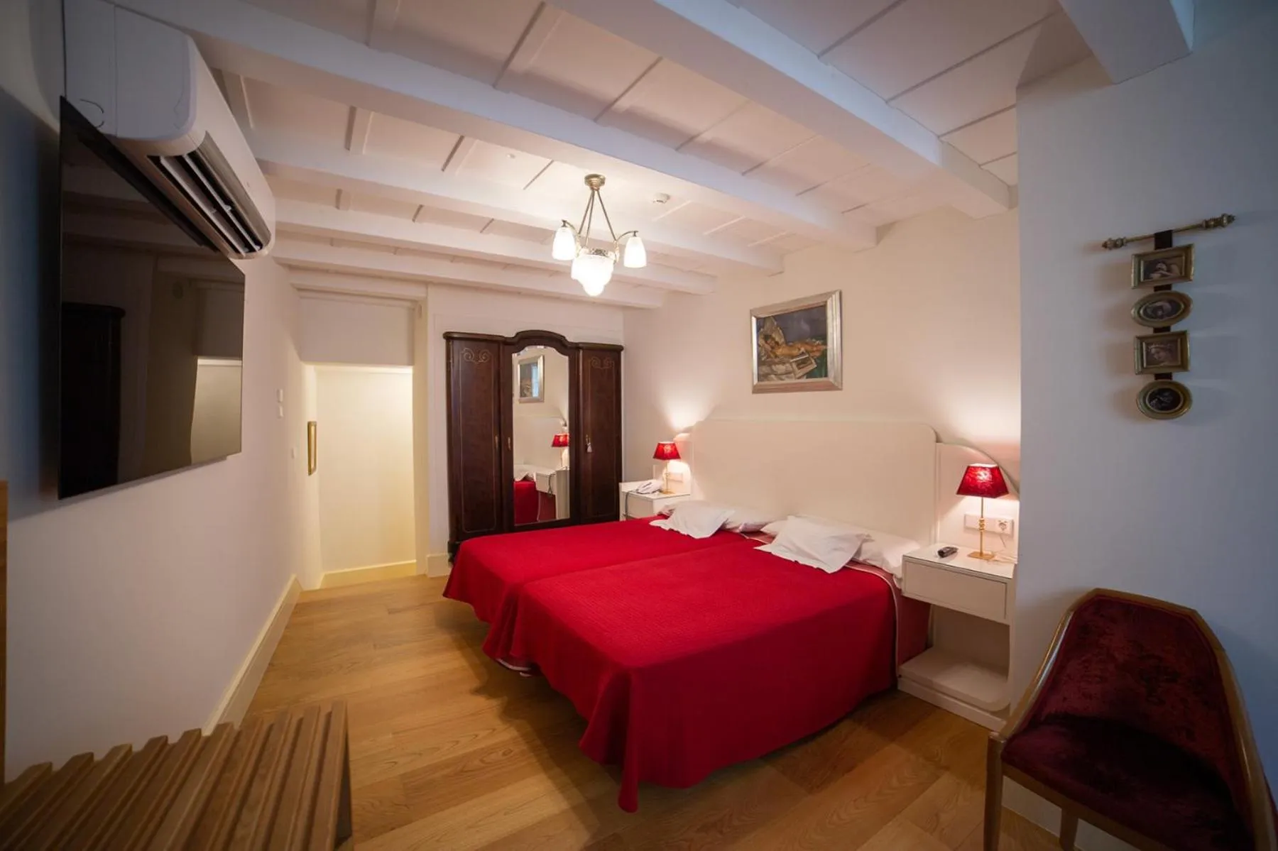 Bedroom, Bed in Hotel Monumento Pazo de Orbán