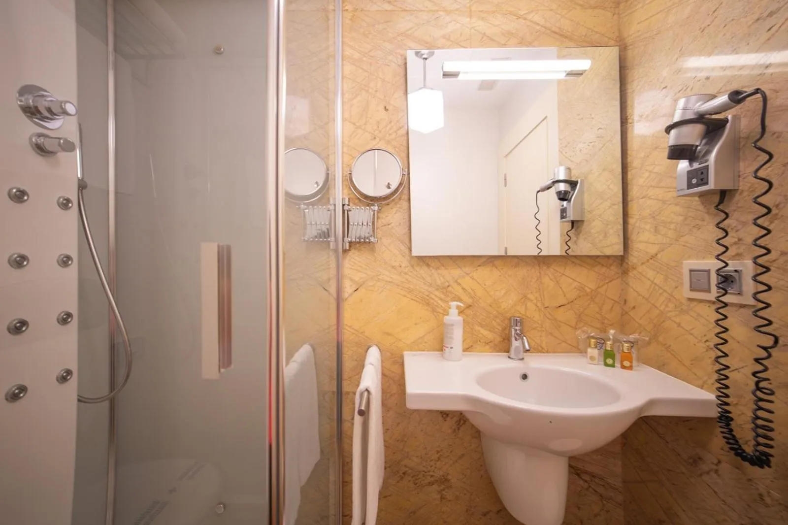 Bathroom in Hotel Monumento Pazo de Orbán