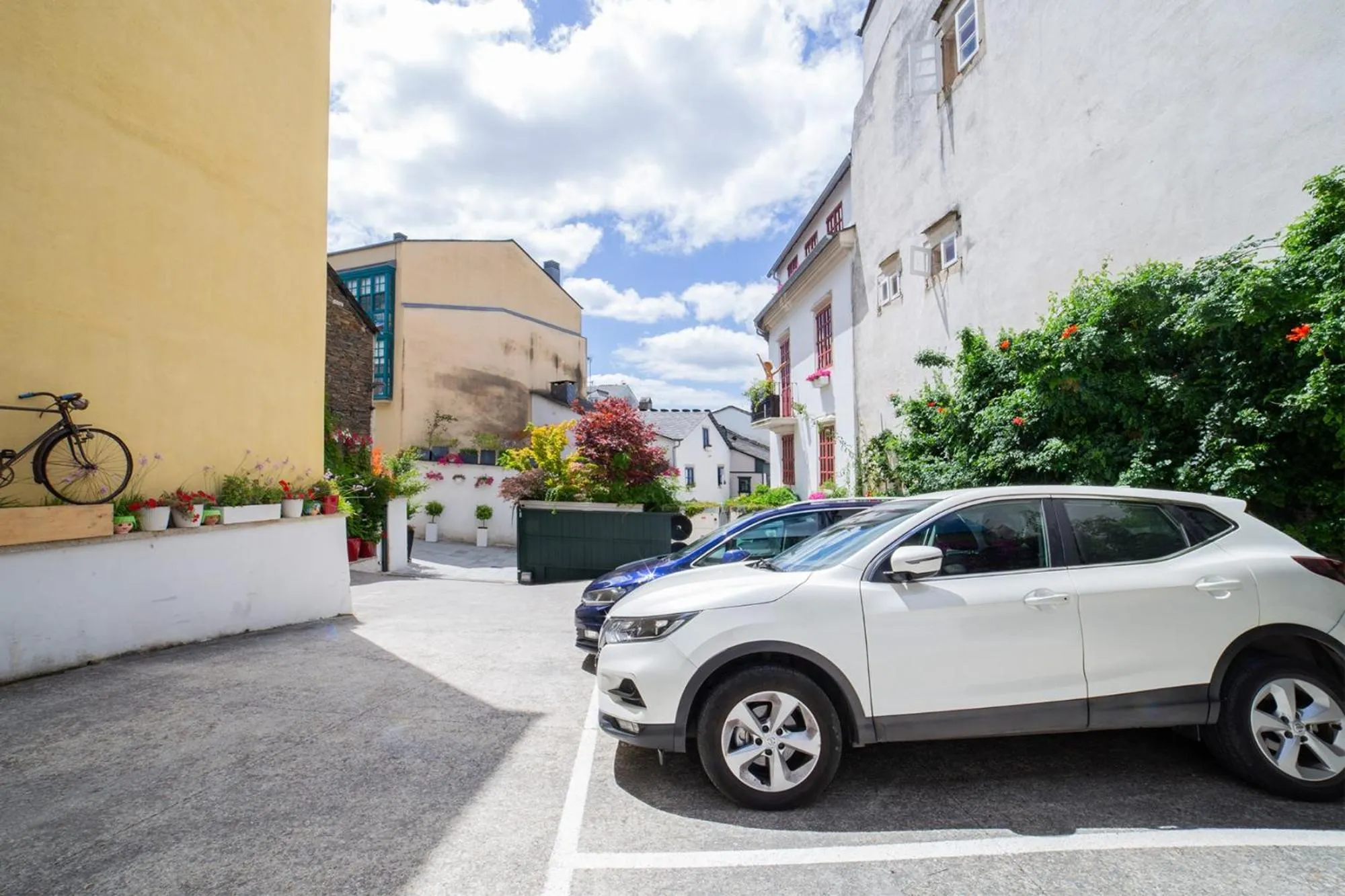 Parking in Hotel Monumento Pazo de Orbán
